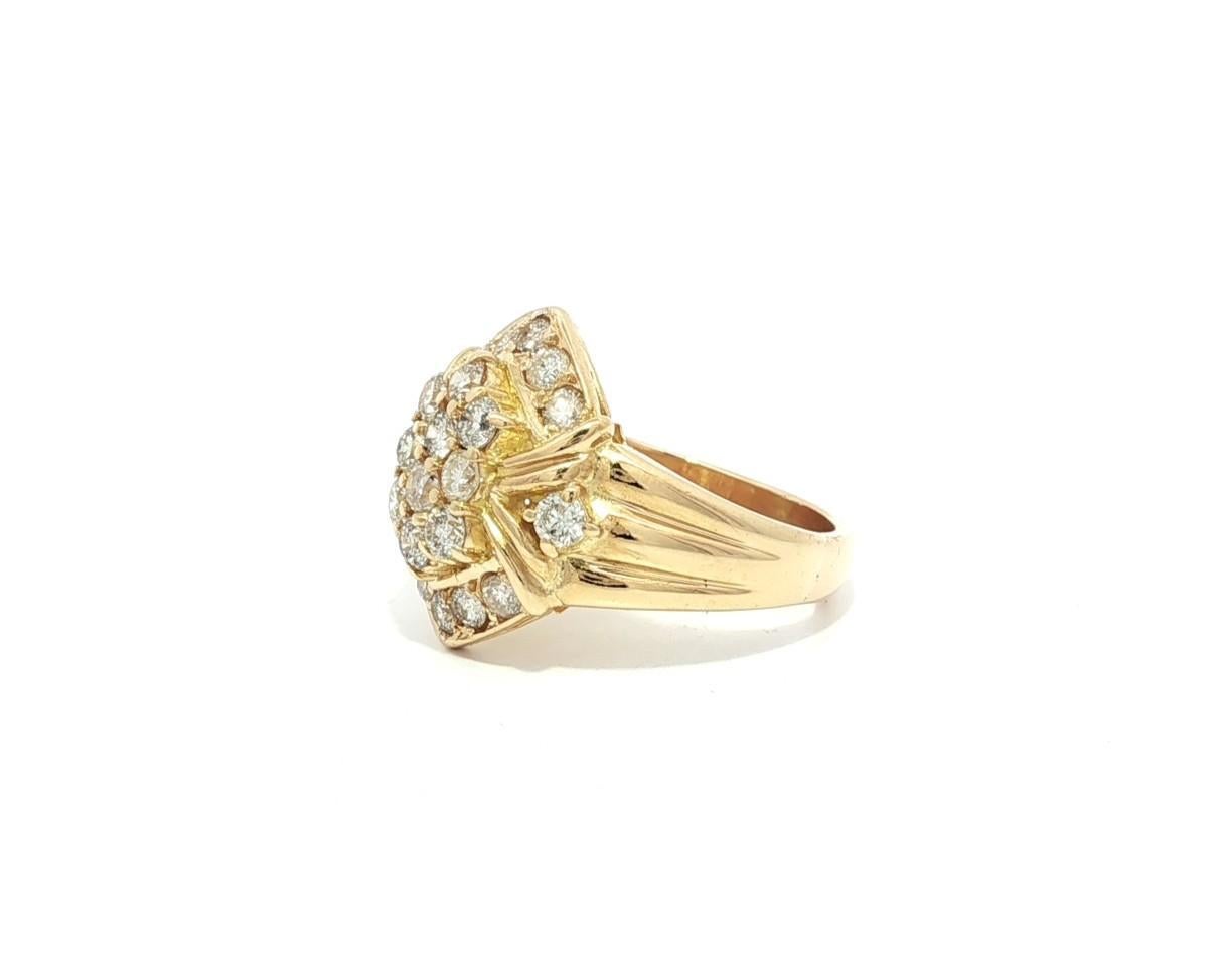 Anello di classe in oro giallo 18k con cluster di diamanti infuocati da 1,01 ct. in vendita 10