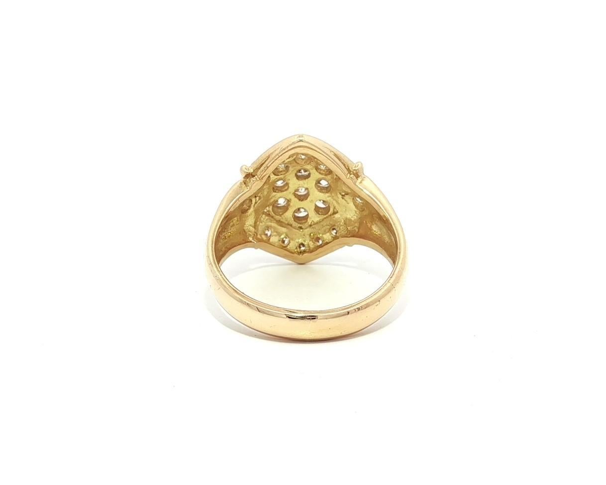 Anello di classe in oro giallo 18k con cluster di diamanti infuocati da 1,01 ct. in vendita 11