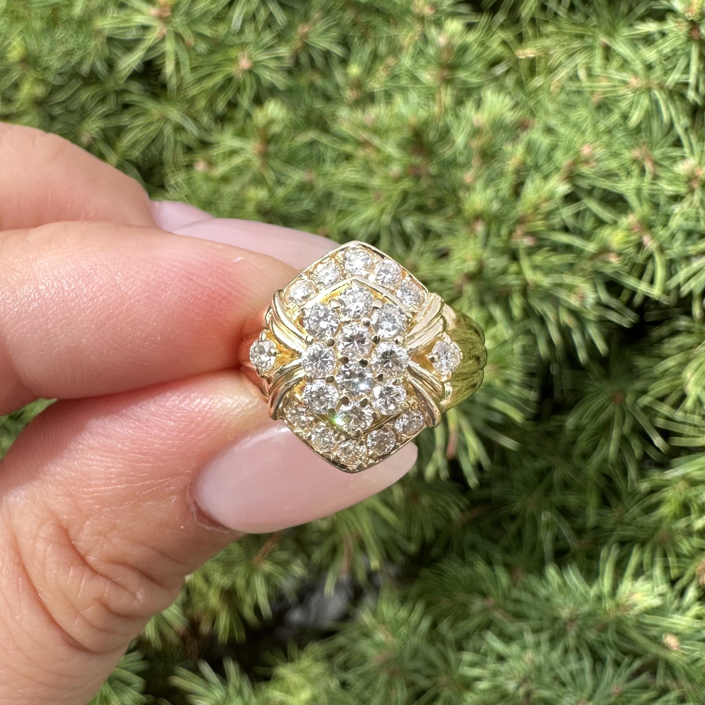 Taglio brillante Anello di classe in oro giallo 18k con cluster di diamanti infuocati da 1,01 ct. in vendita