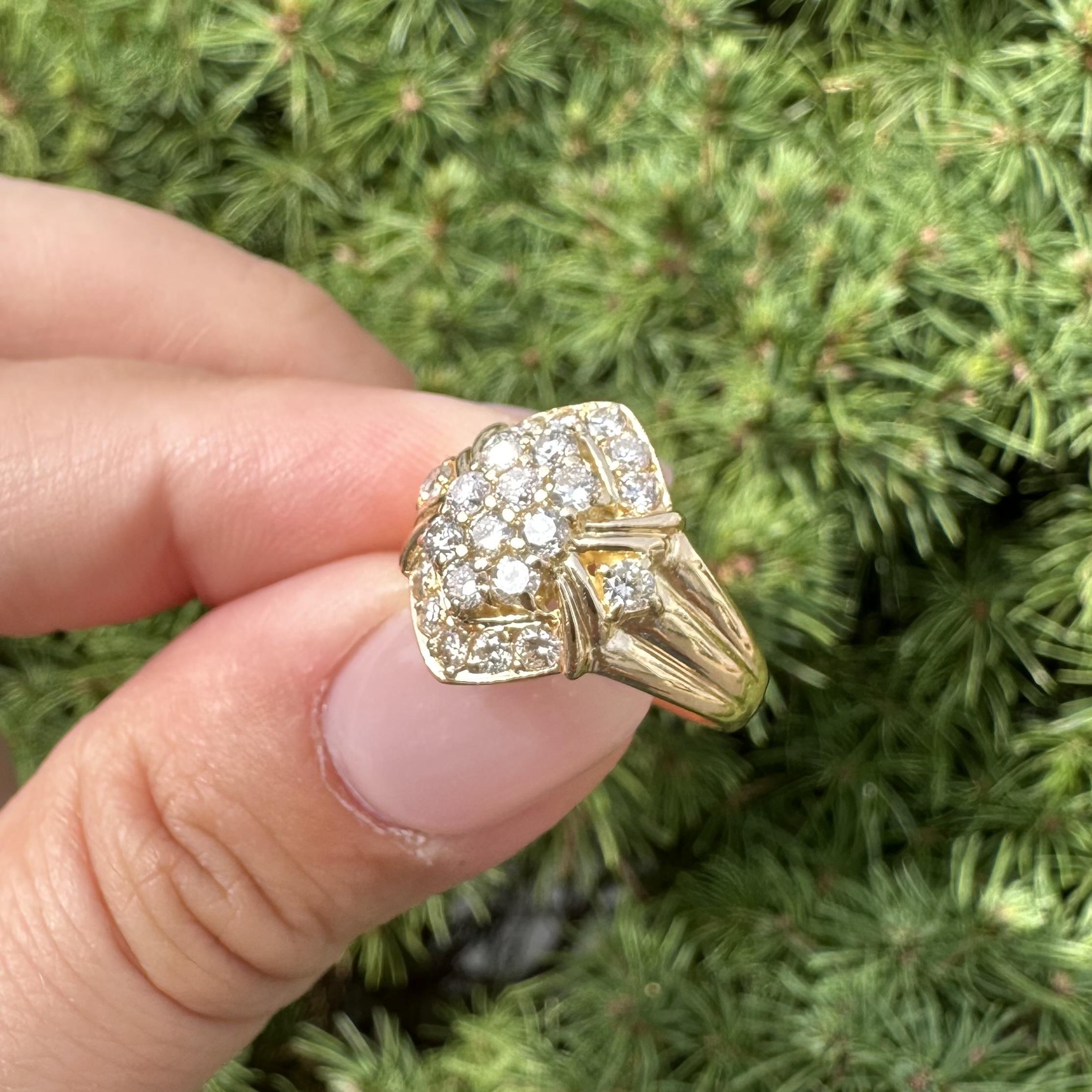 Anello di classe in oro giallo 18k con cluster di diamanti infuocati da 1,01 ct. In condizioni ottime in vendita a Montclair, NJ