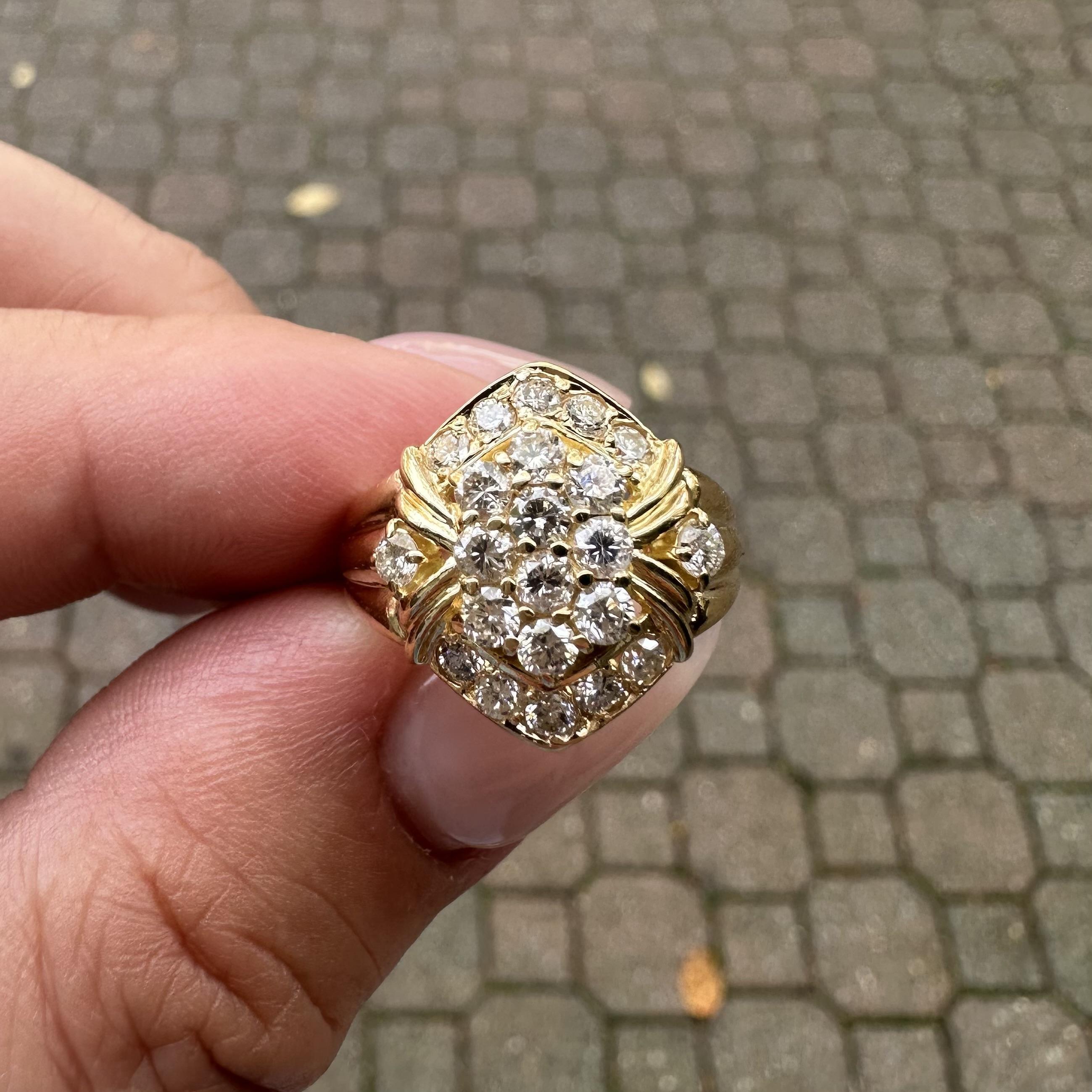Donna Anello di classe in oro giallo 18k con cluster di diamanti infuocati da 1,01 ct. in vendita