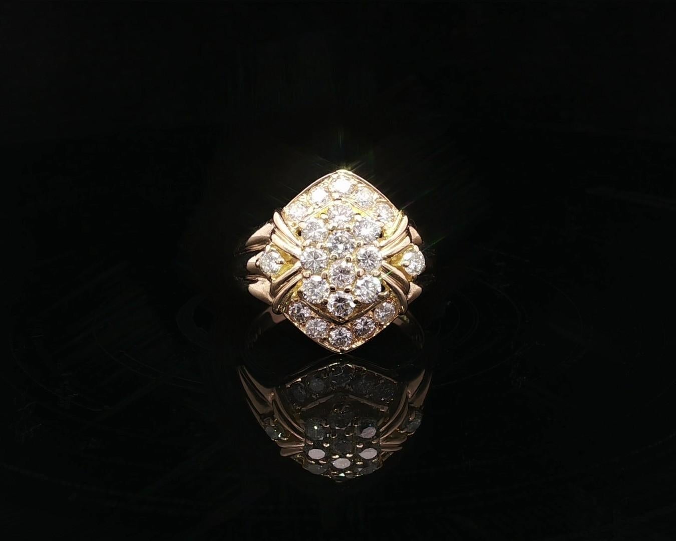 Anello di classe in oro giallo 18k con cluster di diamanti infuocati da 1,01 ct. in vendita 1
