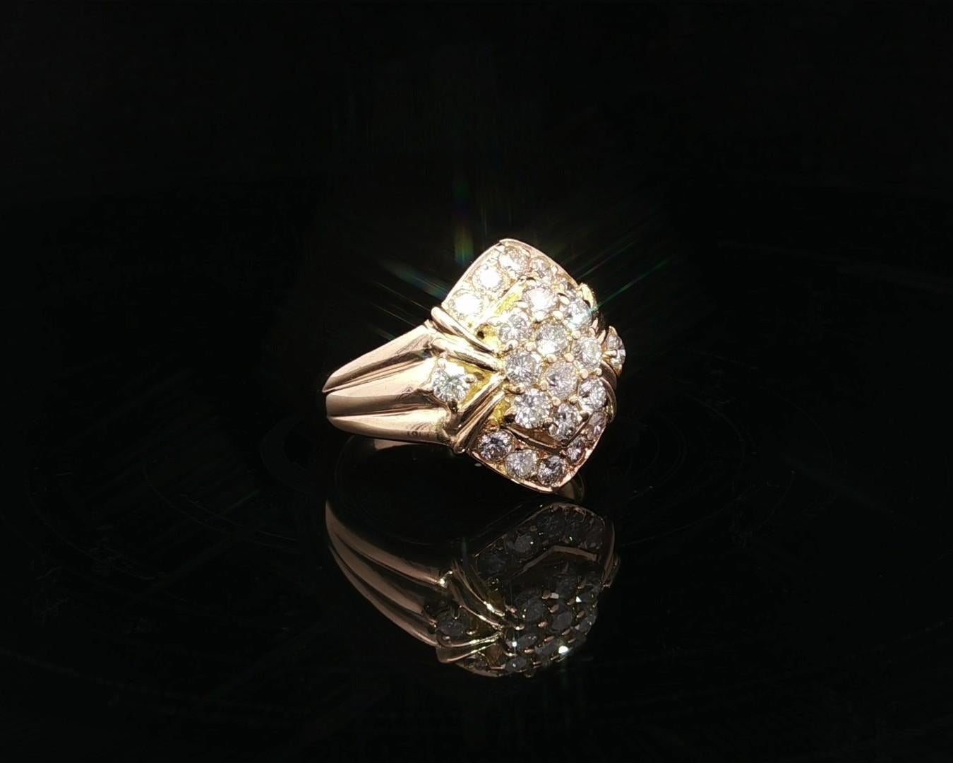Anello di classe in oro giallo 18k con cluster di diamanti infuocati da 1,01 ct. in vendita 2