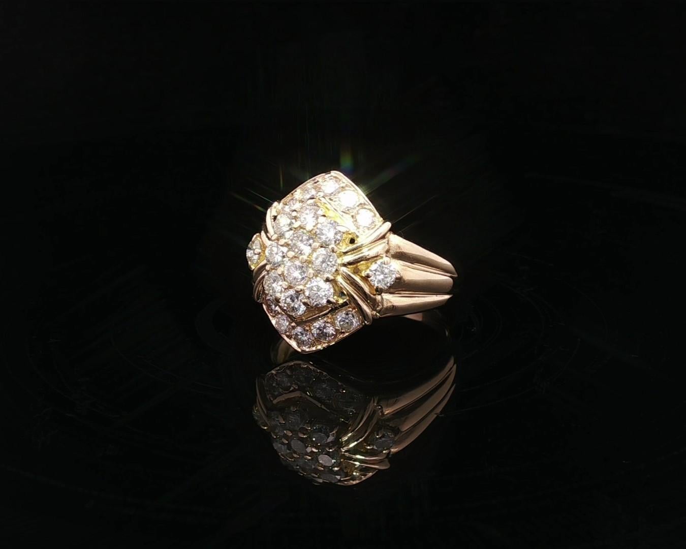 Anello di classe in oro giallo 18k con cluster di diamanti infuocati da 1,01 ct. in vendita 3