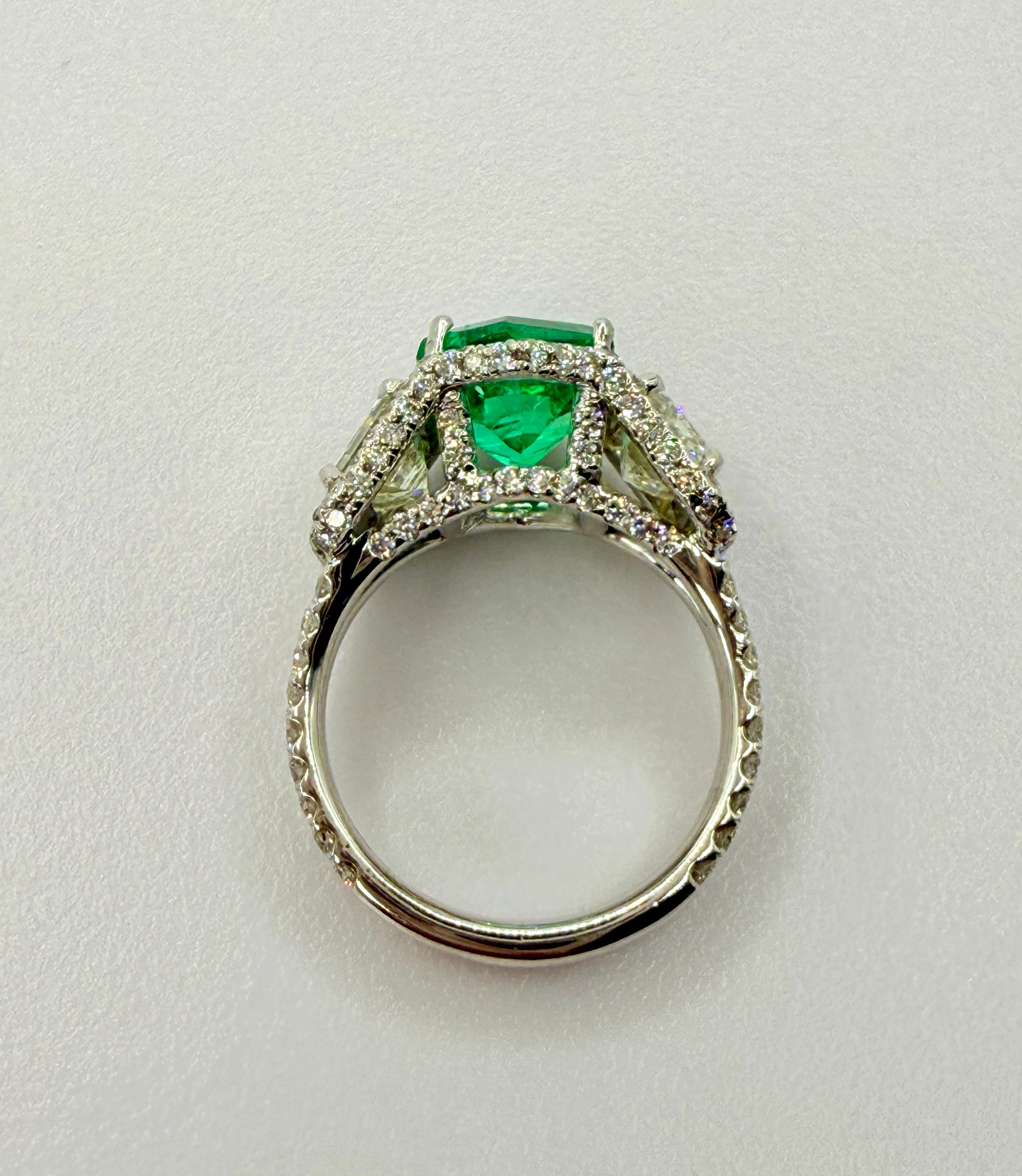 Classy 2.76 Carat Colombian Emerald and Diamond Platinum Ring In Excellent Condition For Sale In New York, NY