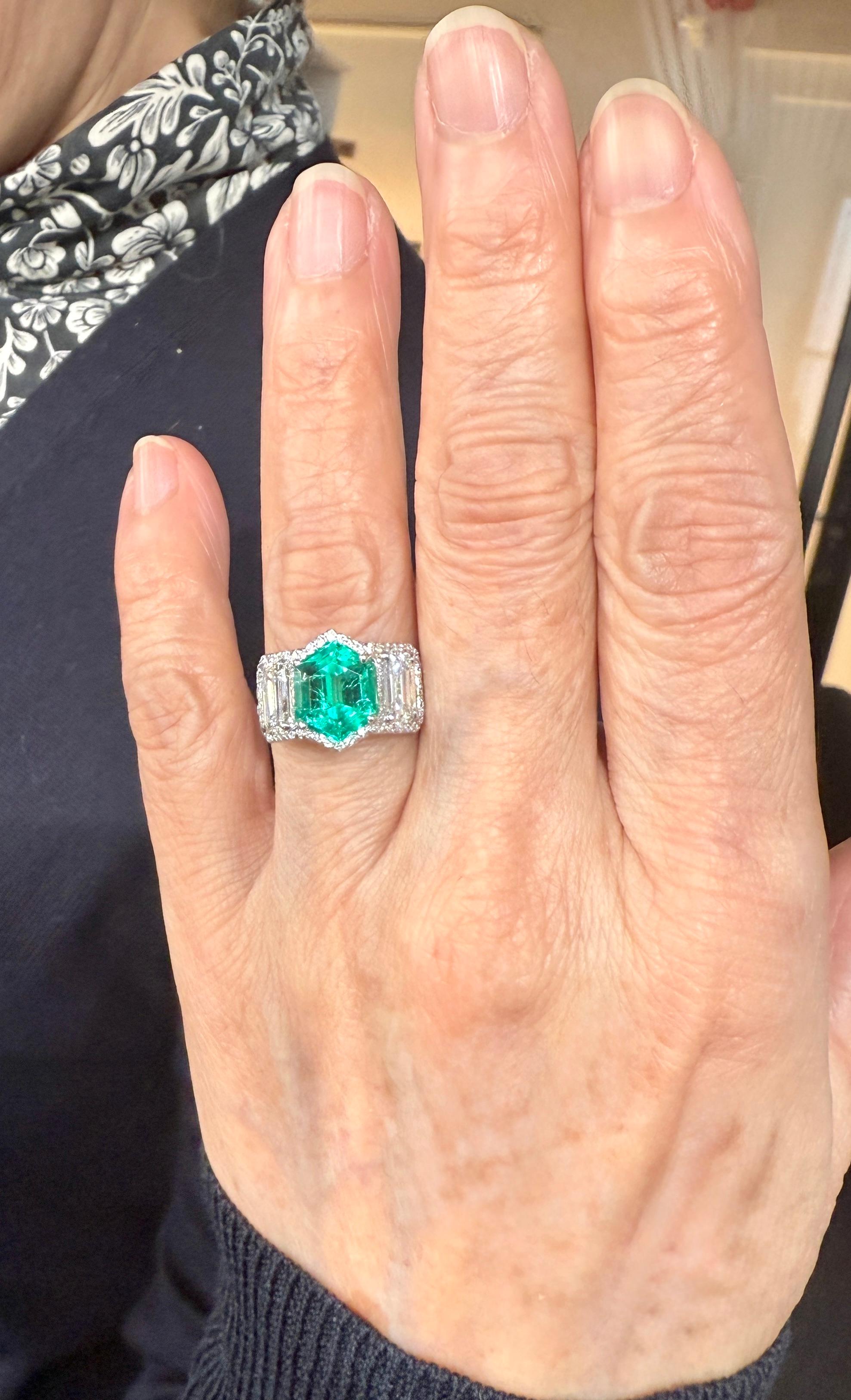 Women's or Men's Classy 2.76 Carat Colombian Emerald and Diamond Platinum Ring For Sale