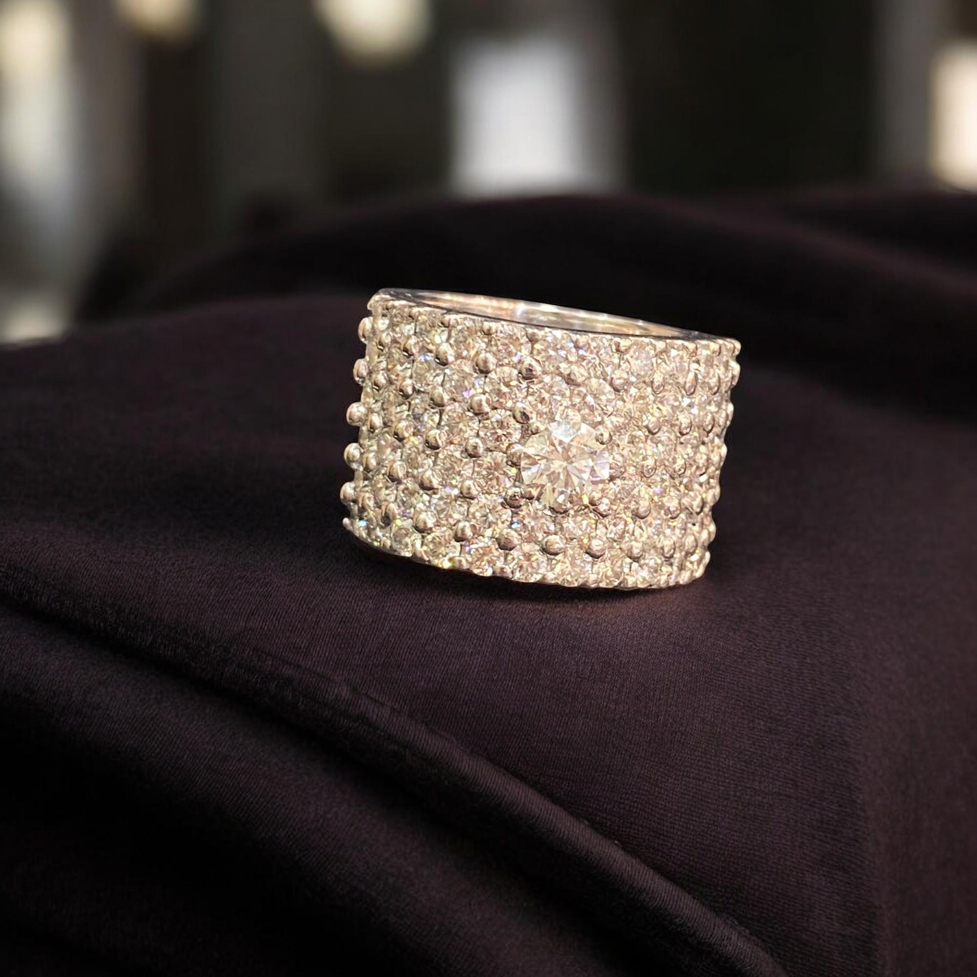 Contemporaneo Anello di fidanzamento di classe con diamanti rotondi taglio brillante F/VS1 da 5,54 carati in oro 18 carati in vendita
