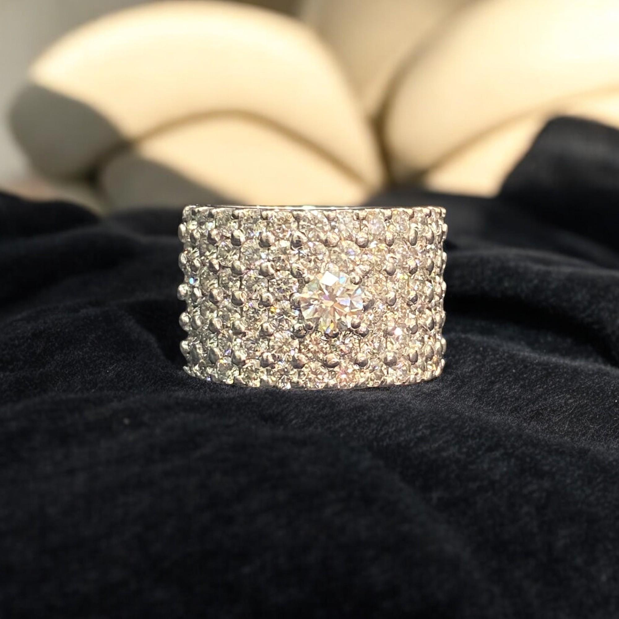 Taglio rotondo Anello di fidanzamento di classe con diamanti rotondi taglio brillante F/VS1 da 5,54 carati in oro 18 carati in vendita
