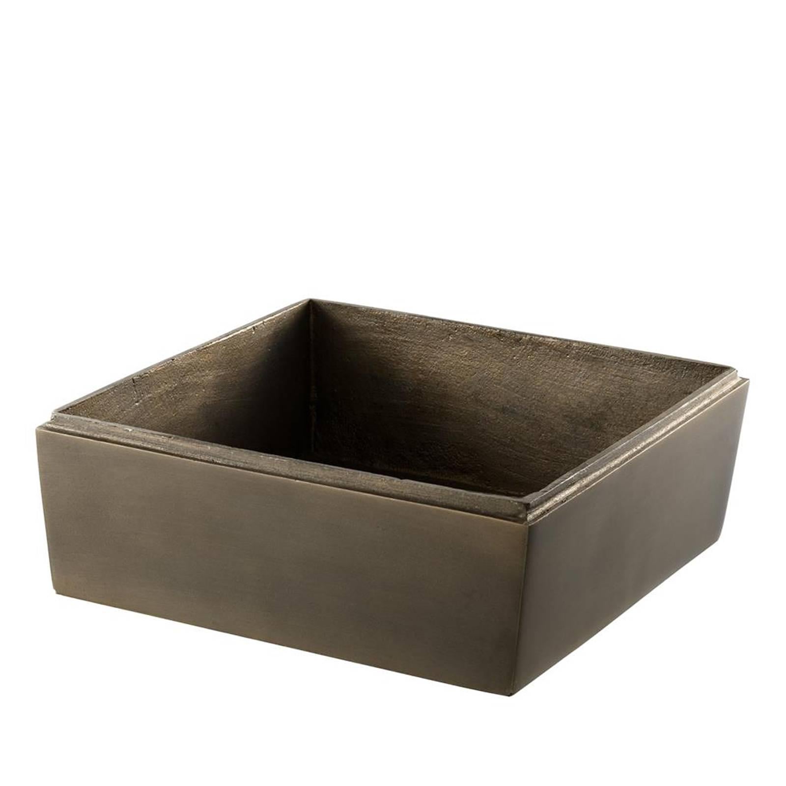 Classy ashtray in dark antique brass finish.
Also available in gunmetal bronze finish,
or in nickel finish on request.
  