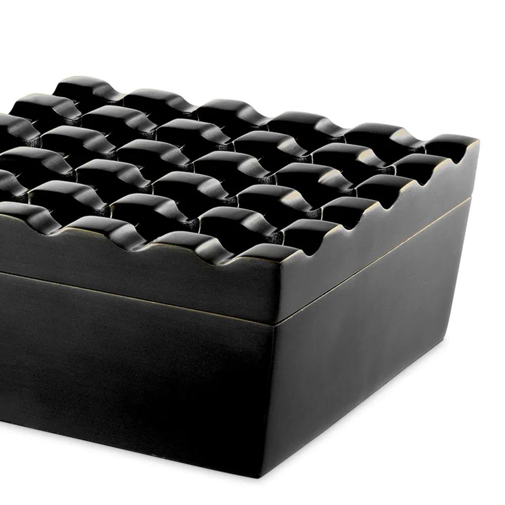 Posacenere nero di classe in alluminio in 
finitura bronzo canna di fucile.
Disponibile su richiesta anche in
finitura in ottone scuro.
  