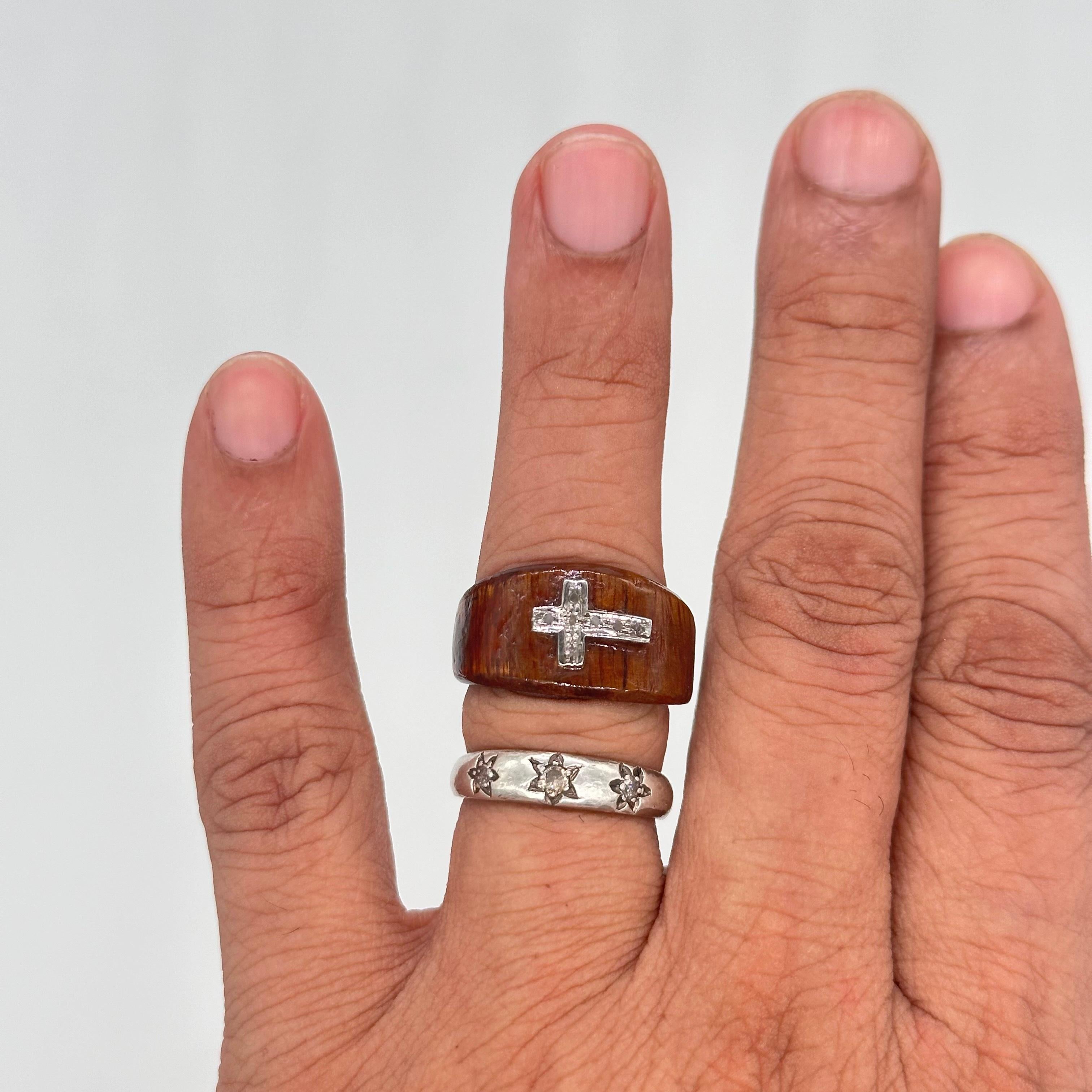 Classy Certified natural pave diamond sunburst 925 silver wooden Cross Ring In New Condition For Sale In Delhi, DL