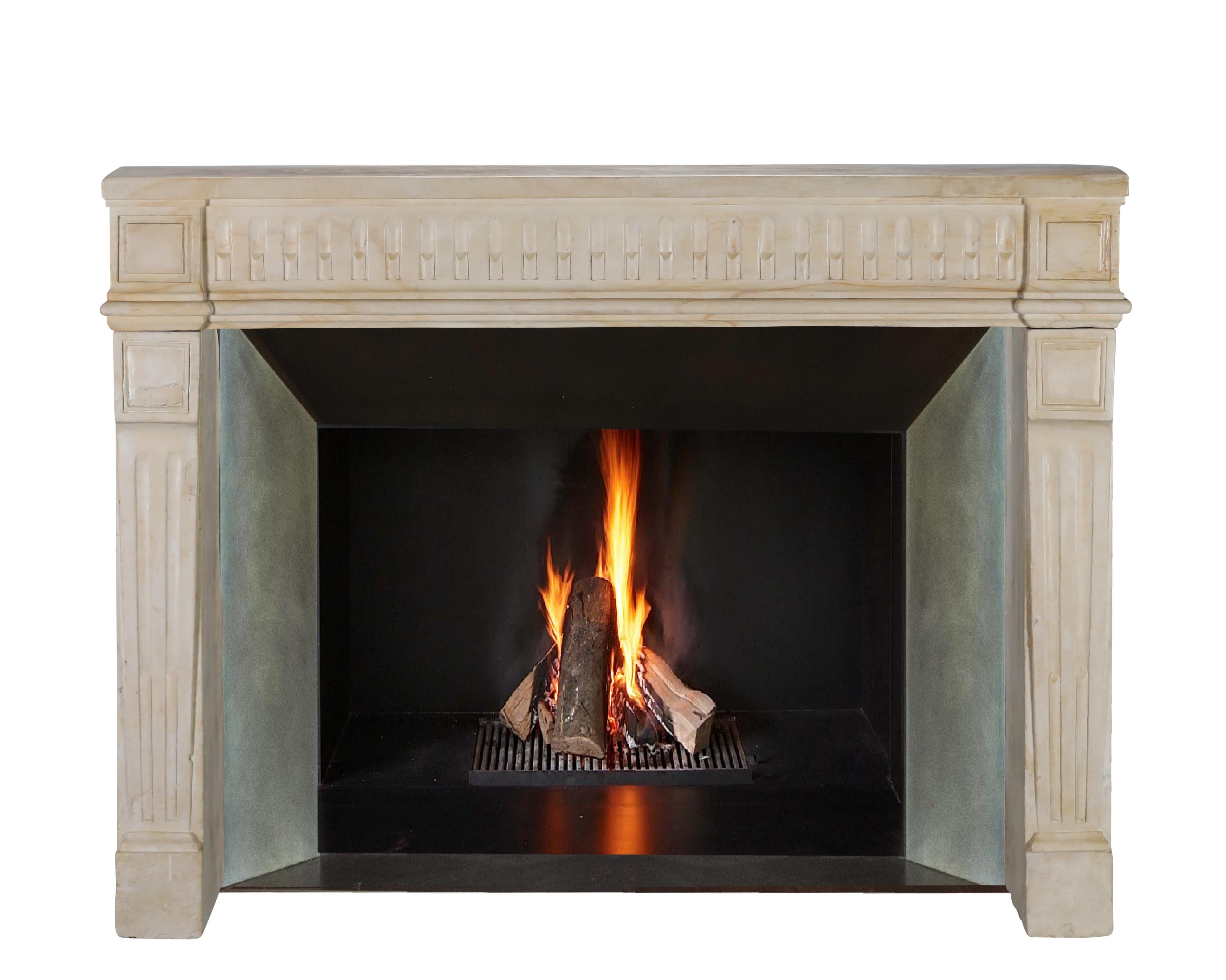 Elegante Chimenea de Piedra Caliza del Siglo XVIII Para un Proyecto Interior Exclusivo Francés en venta
