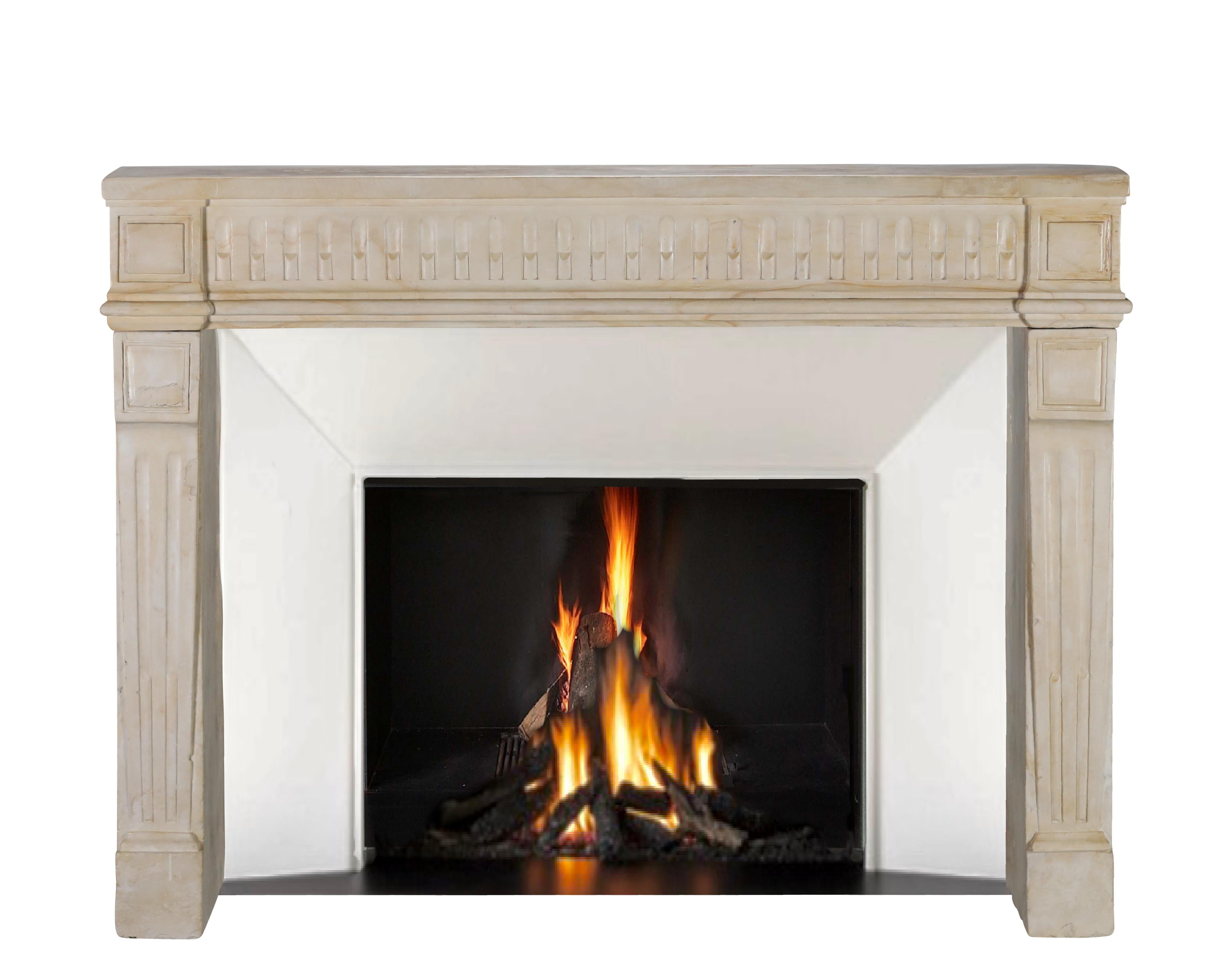 Elegante Chimenea de Piedra Caliza del Siglo XVIII Para un Proyecto Interior Exclusivo Tallado a mano en venta