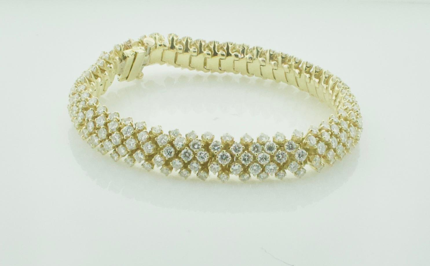 Classy Diamond Bracelet in 18k Yellow Gold In Excellent Condition In Wailea, HI