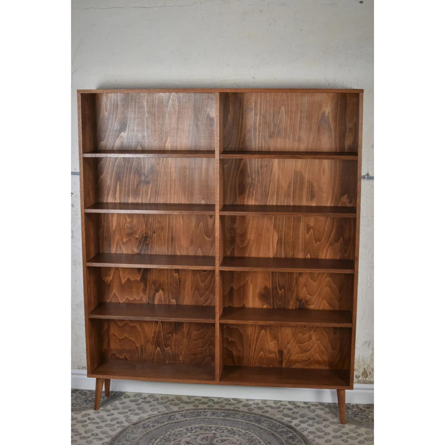 Elegantes extra großes Bücherregal von Pastform
Abmessungen: T 25 x B 140 x H 165 cm.
MATERIALIEN: Gebeiztes und lackiertes Holz.

Erhältlich in verschiedenen Holzausführungen: Whiskey, Rum, BPA, Nobel, Brandy, Schwarz, Cognac, Dunkelbraun, Nevada,