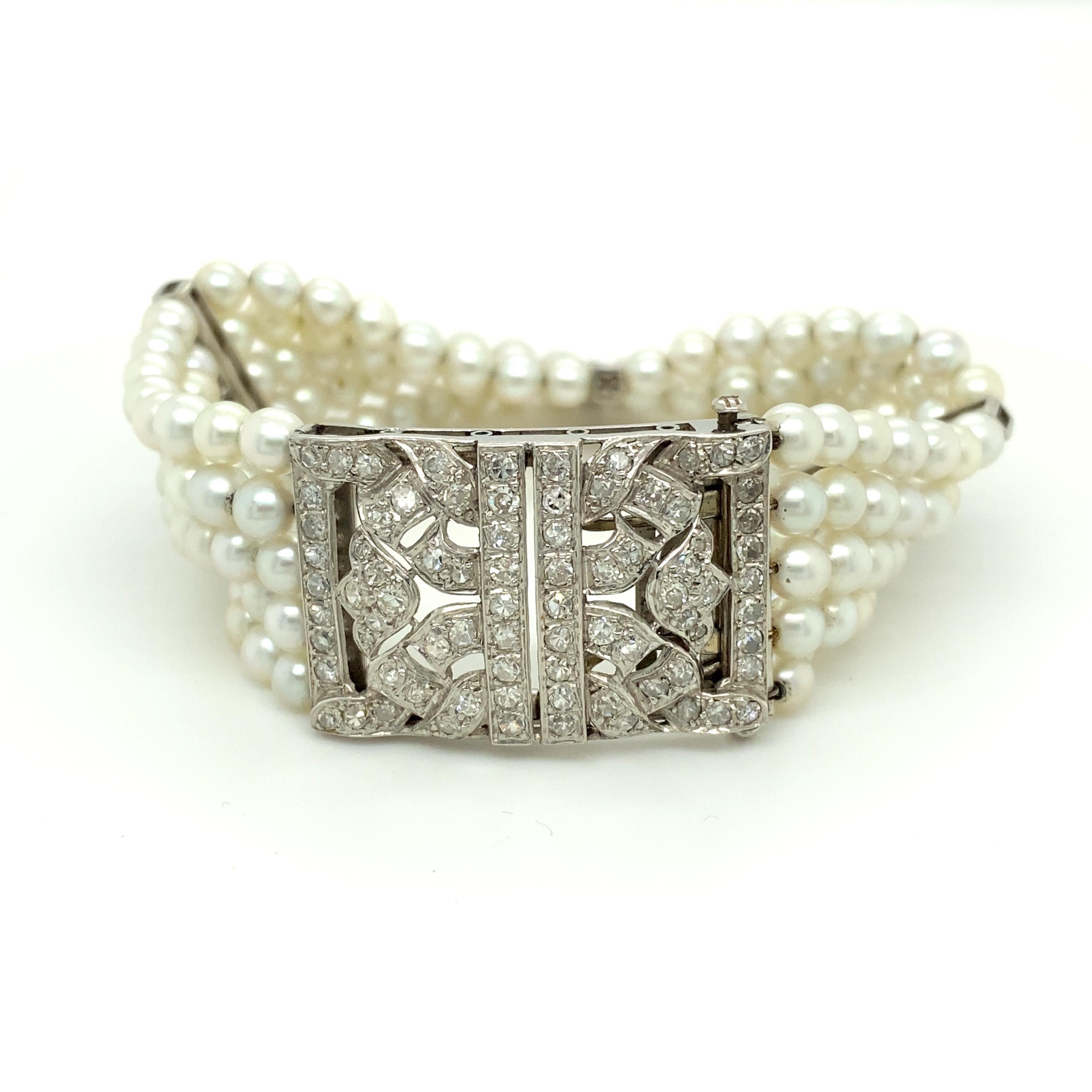This beautiful bracelet in Art Deco style consists of five rows of fine cultured pearls of approximately 4.30  to 4.75 mm in diameter strung on metal wires.
The bracelet is closed on a charming clasp made of platinum (box) and white gold (tongue).