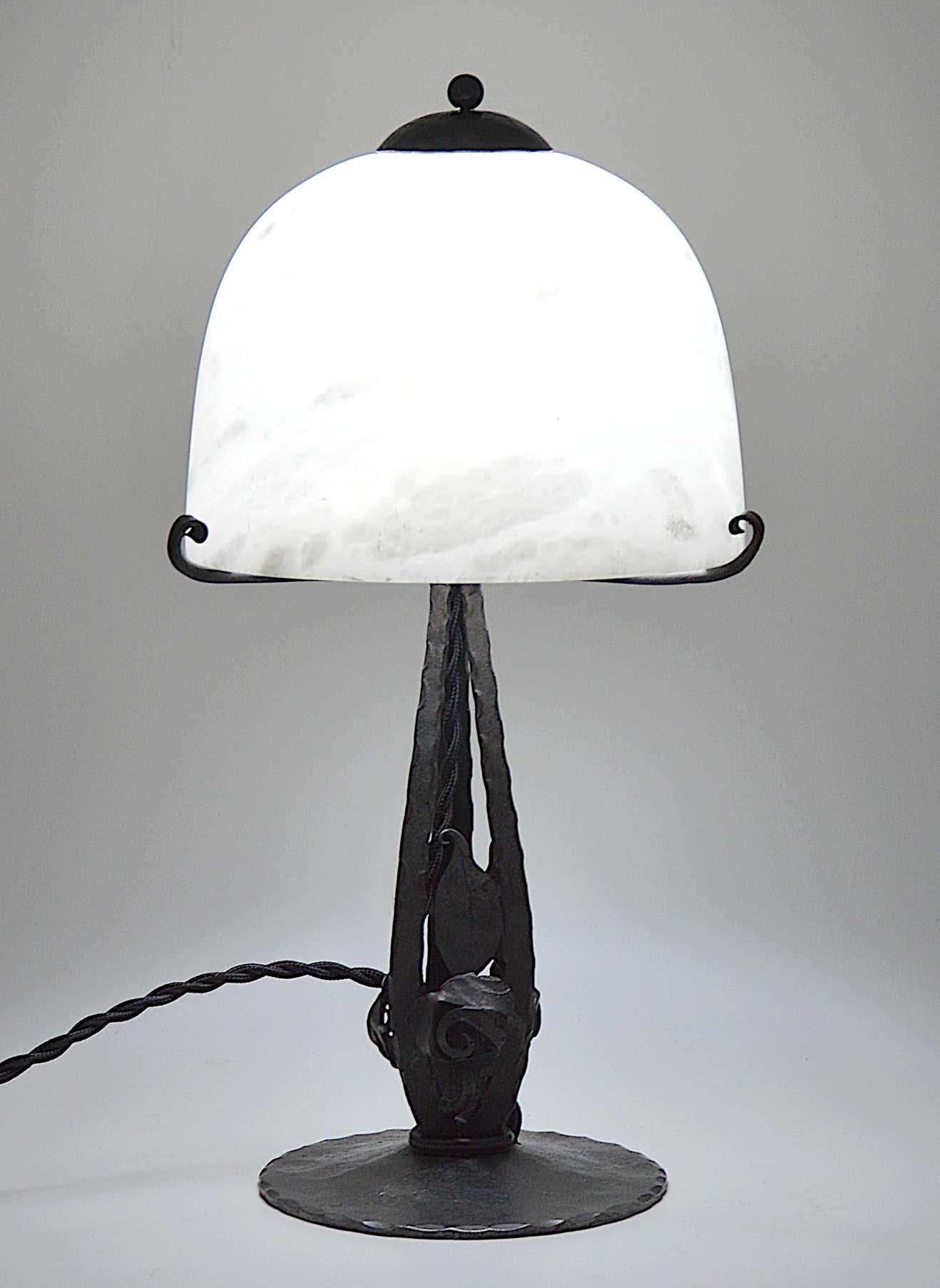 French Art Deco table lamp, France, 1920s. Very close to the Edgar Brant's or Kiss' work. The precious base comes with its alabaster shade. Height 15