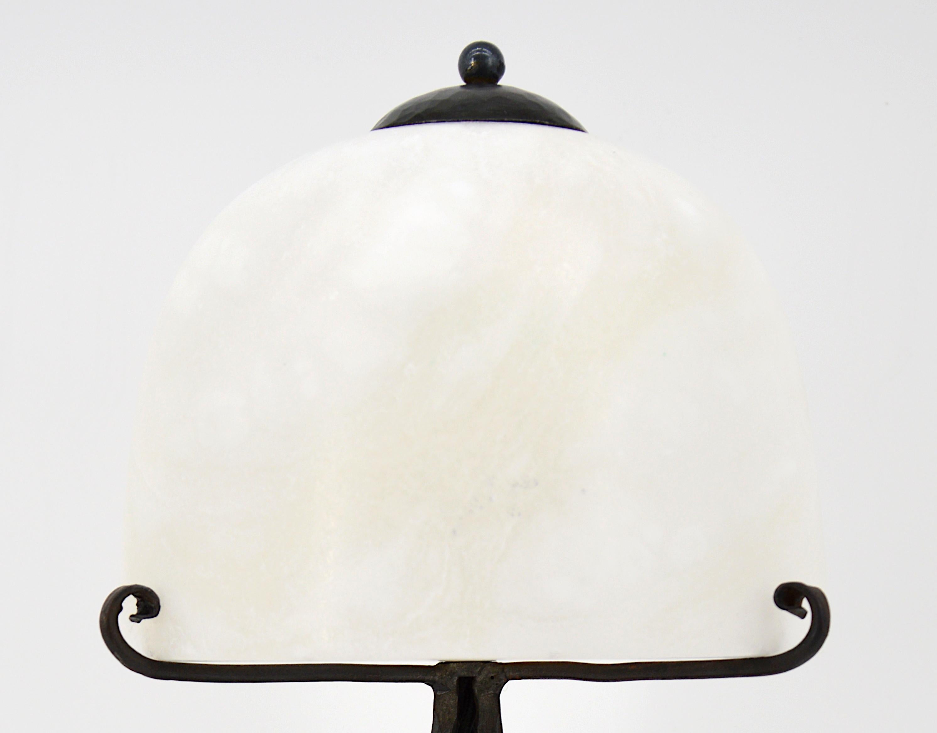 French Art Deco table lamp, France, 1920s. Very close to the Edgar Brant's or Kiss' work. The precious base comes with its alabaster shade. Height 15