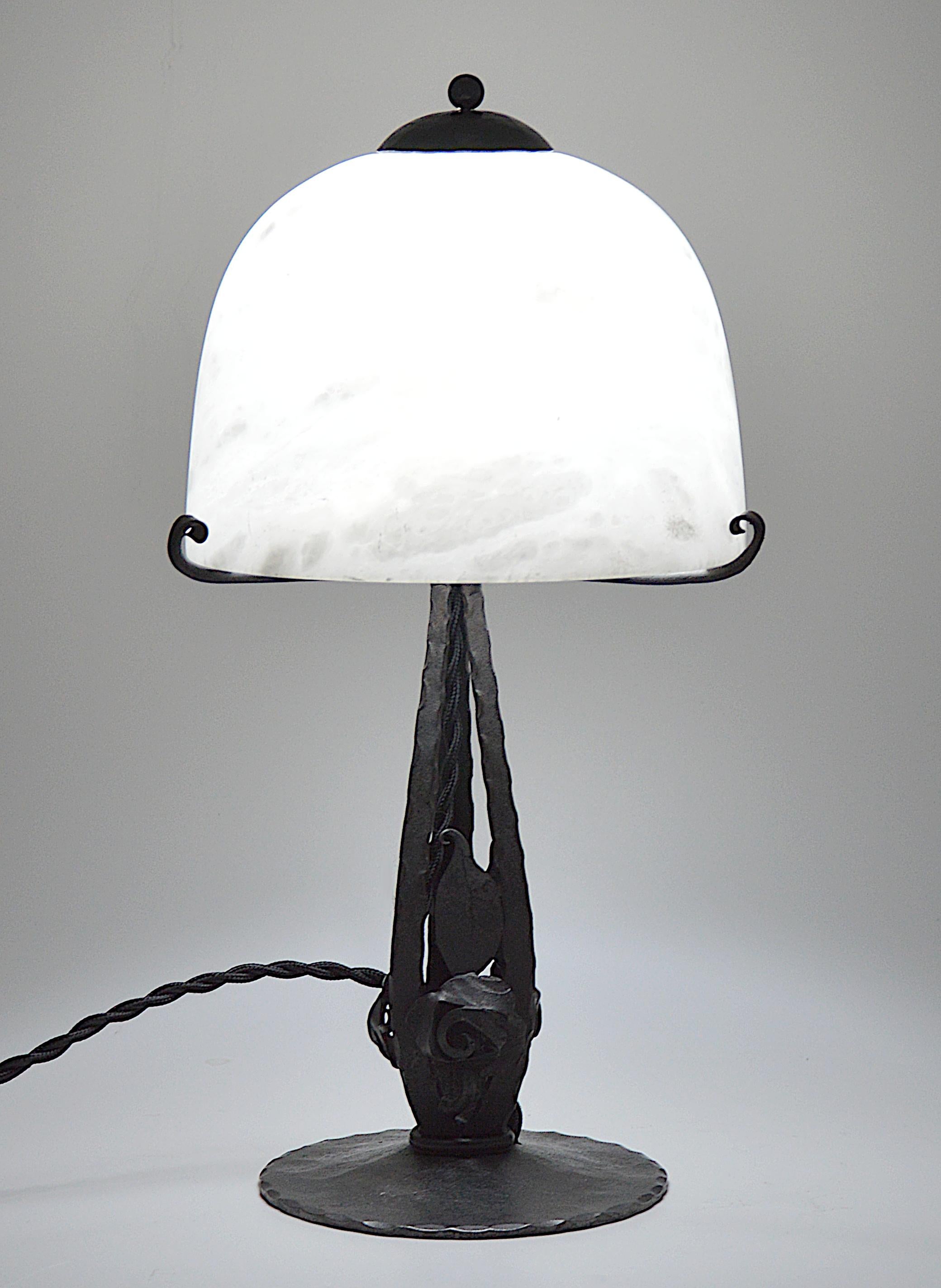 French Art Deco Table Lamp, France, 1920s, closely resembling the works of Edgar Brandt or Kiss. This lamp features a beautiful alabaster shade paired with a wrought-iron base, showcasing the refined craftsmanship of the Art Deco period. The