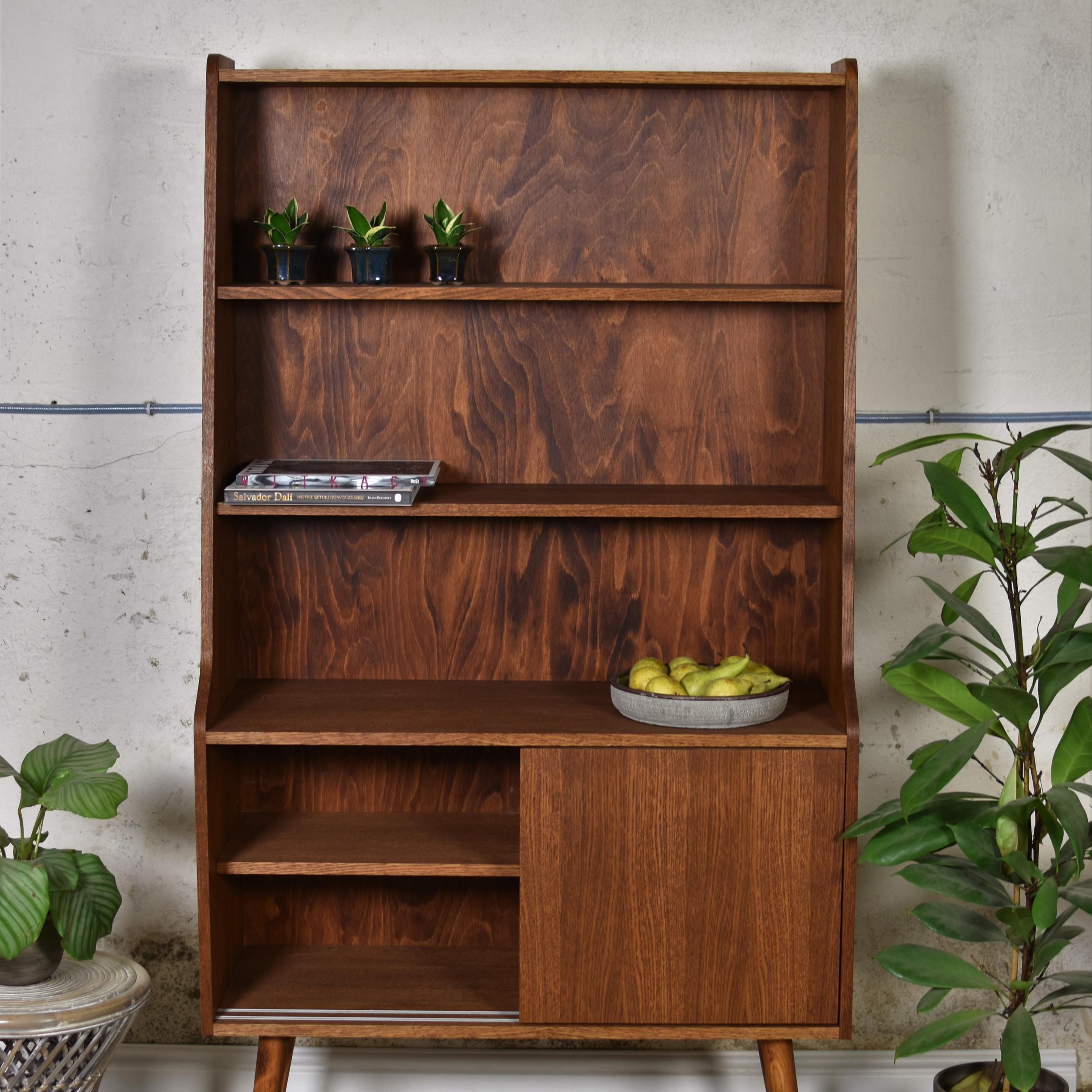 Libreria di classe a ripiani alti di Pastform
Dimensioni: D. 43 x L. 100 x H. 180 cm
Materiali: Legno colorato e verniciato.

Disponibile in diverse finiture di colore del legno: Whiskey, Rum, BPA, Nobel, Brandy, Schwarz e Natura. Disponibile in due