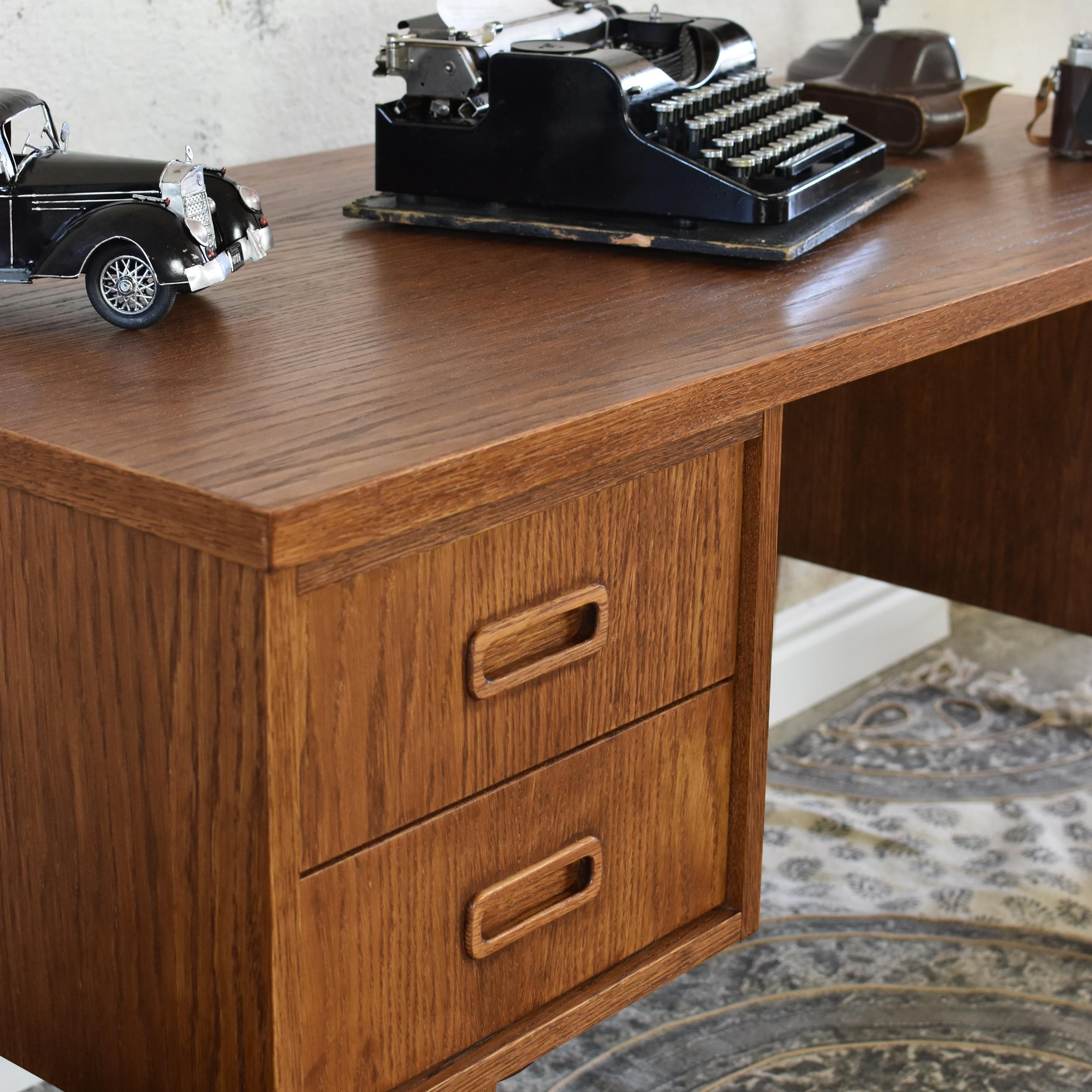 Scrivania media di classe di Pastform
Dimensioni: P 65 x L 160 x H 75 cm.
Materiali: Legno colorato e verniciato.

Disponibile in diverse finiture di colore del legno: Whiskey, Rum, BPA, Nobel, Brandy, Schwarz e Natura. Disponibile in tre diverse