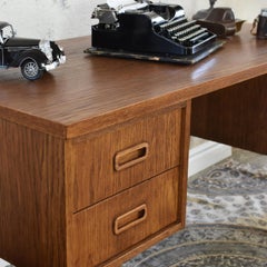 Classy Medium Desk by Pastform