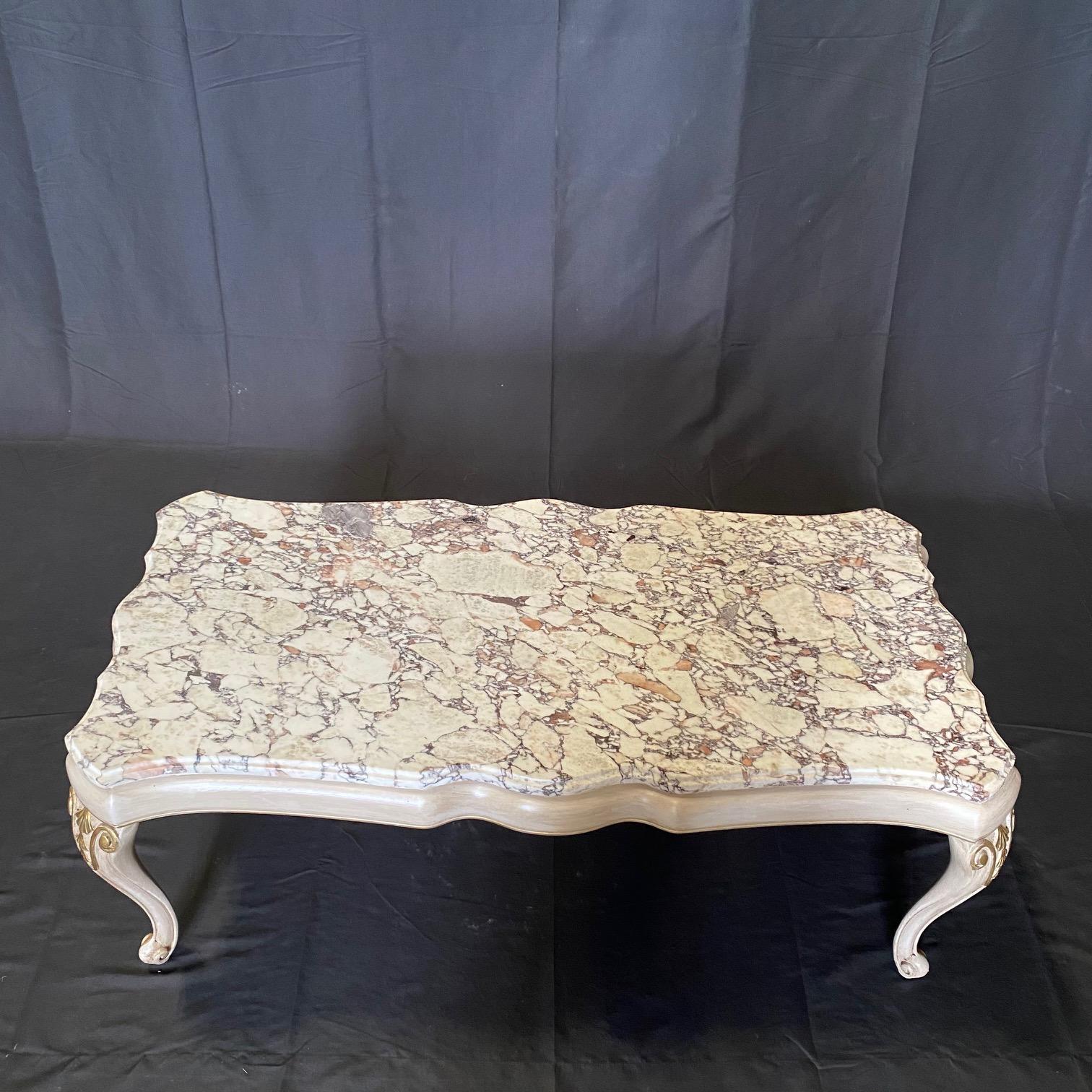 Table basse en marbre de style Louis XV, de style provincial français du milieu du siècle, avec bord mouluré sculpté, base peinte de couleur crème avec feuilles d'acanthe sculptées et élégants pieds en cabriole.  Juste rafraîchie !  #5241
 


 