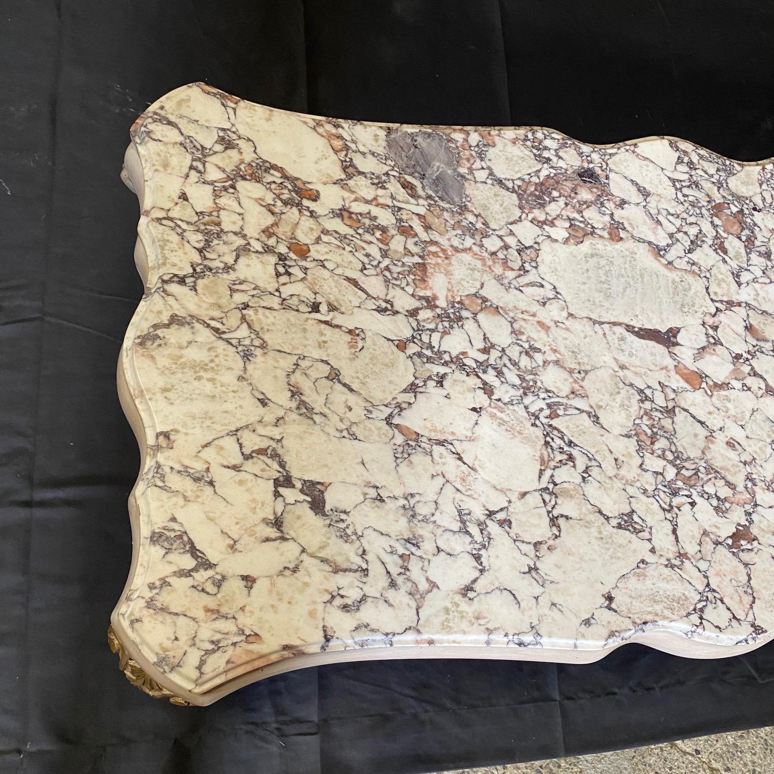 Table basse de style Louis XV du milieu du siècle dernier avec un superbe plateau en marbre Bon état - En vente à Hopewell, NJ