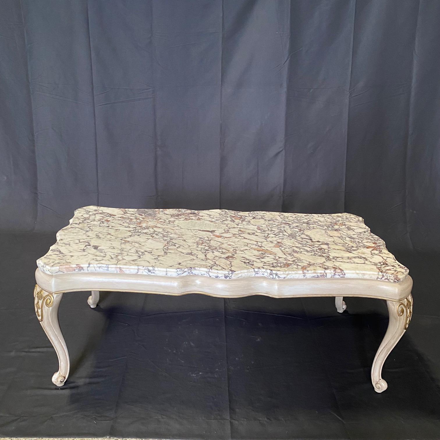 Table basse de style Louis XV du milieu du siècle dernier avec un superbe plateau en marbre en vente 1