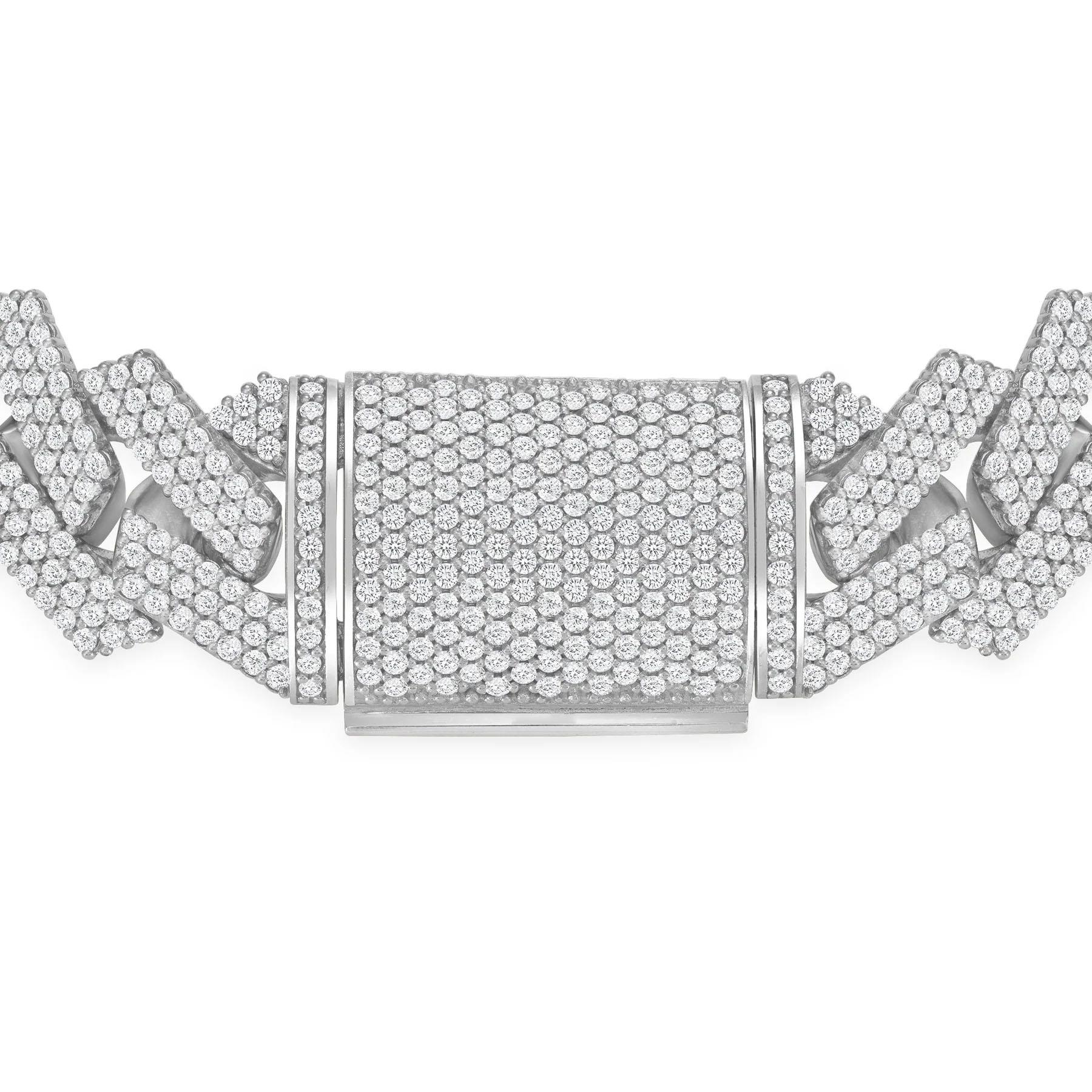 Ce superbe bracelet à maillons cubains en or 18 carats orné de diamants pavés offre un mélange élégant de design intemporel et d'éclat luxueux. Les diamants de taille ronde, totalisant 1 carat, ajoutent une touche de brillance, ce qui en fait une