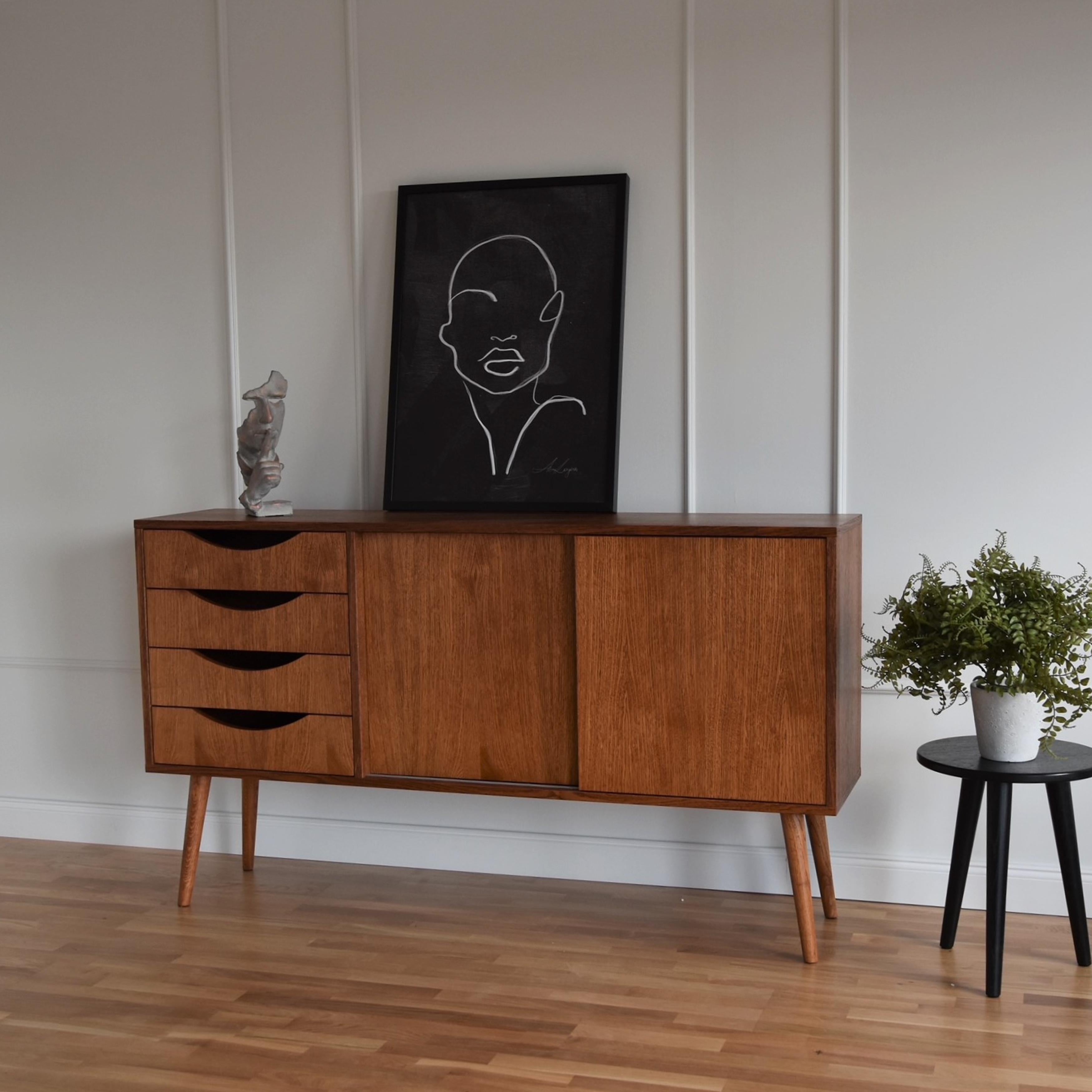Credenza media alta di classe Slide di Pastform
Dimensioni: D 40 x L 170 x H 85 cm.
Materiali: Legno colorato e verniciato.

Disponibile in diverse finiture di colore del legno: Whiskey, Rum, BPA, Nobel, Brandy, Schwarz, Cognac e Natura. I prezzi