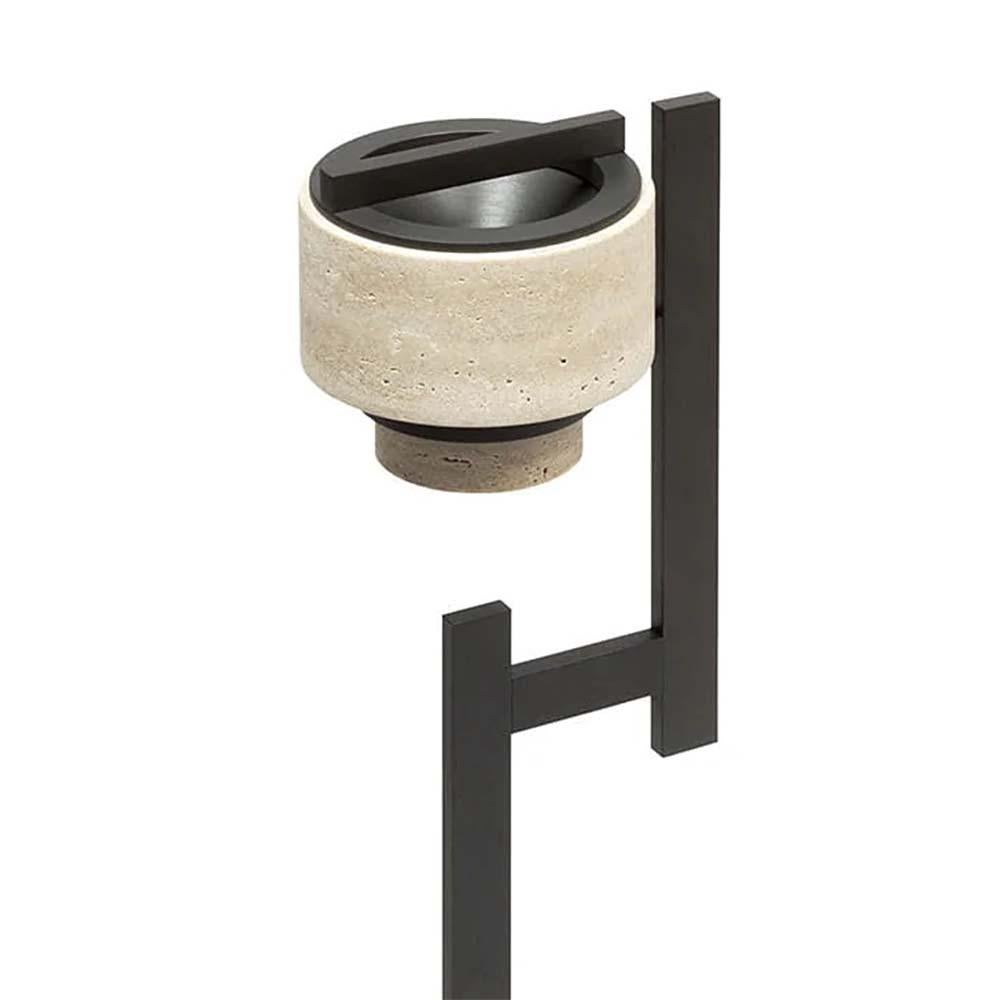 Cendrier Classy Stand avec travertin 
et métal en finition bronzée. 
Également disponible sur demande dans 2 autres finitions.