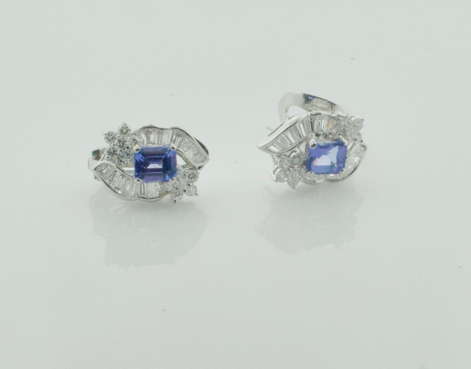 Eleganti orecchini con tanzanite e diamanti in oro bianco 18 carati ✨

Concediti una raffinatezza senza tempo con questi splendidi orecchini con tanzanite e diamanti, sapientemente realizzati in oro bianco 18 carati. Una fusione perfetta di colori