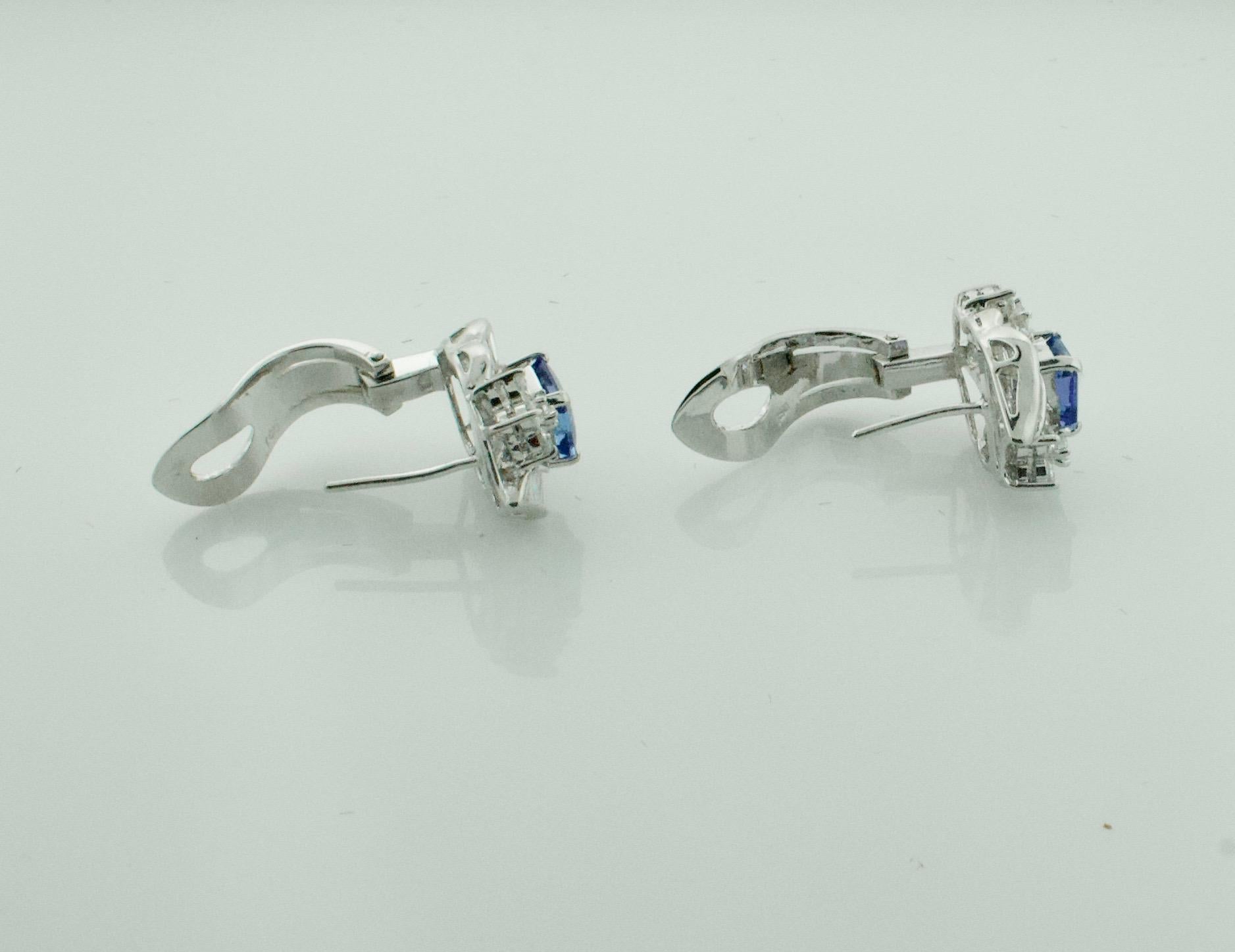 Eleganti orecchini con tanzanite e diamanti in oro bianco 18K In condizioni ottime in vendita a Wailea, HI