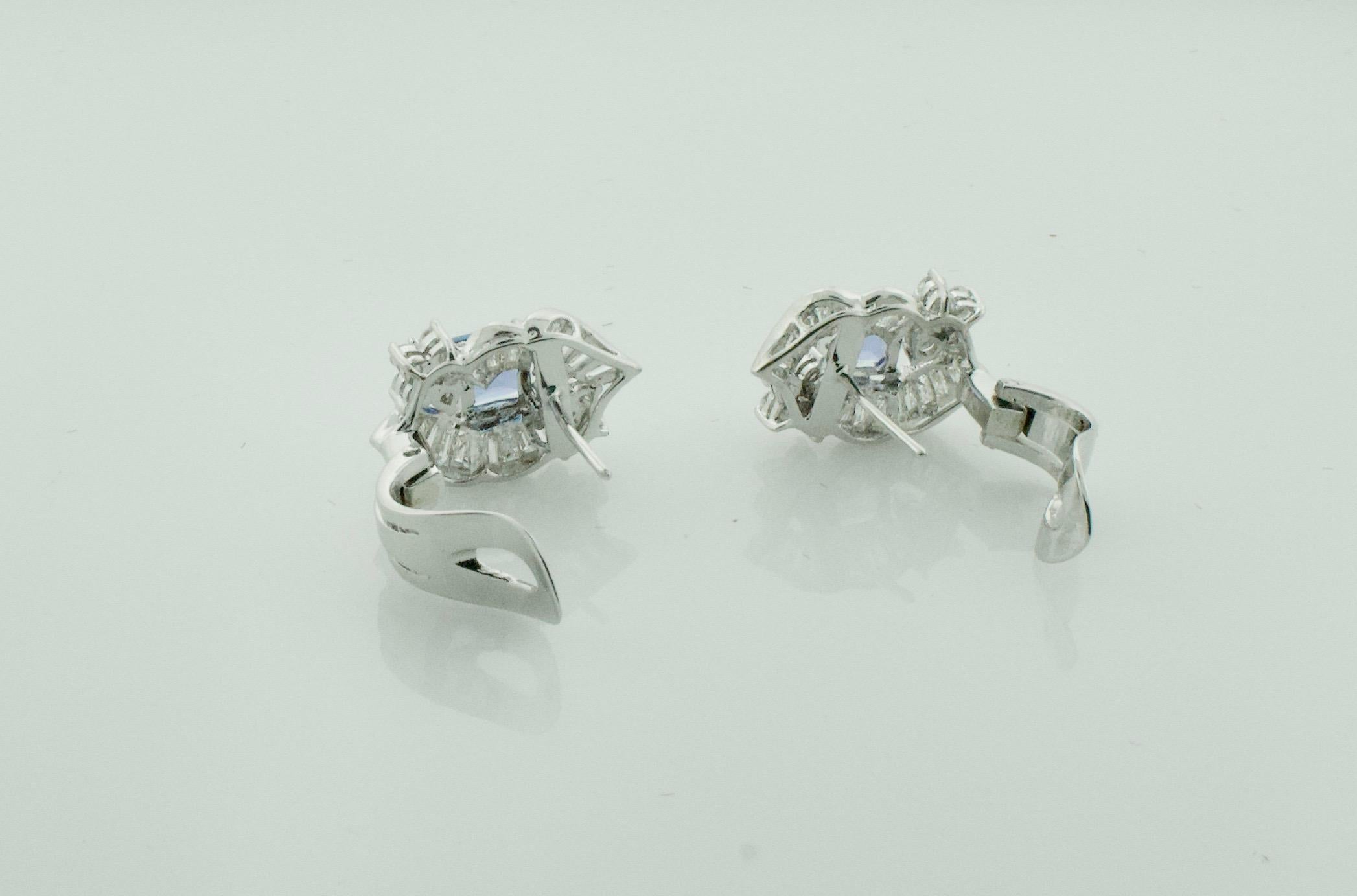 Classy Tanzanite and Diamond Earrings in 18k White Gold In Excellent Condition For Sale In Wailea, HI