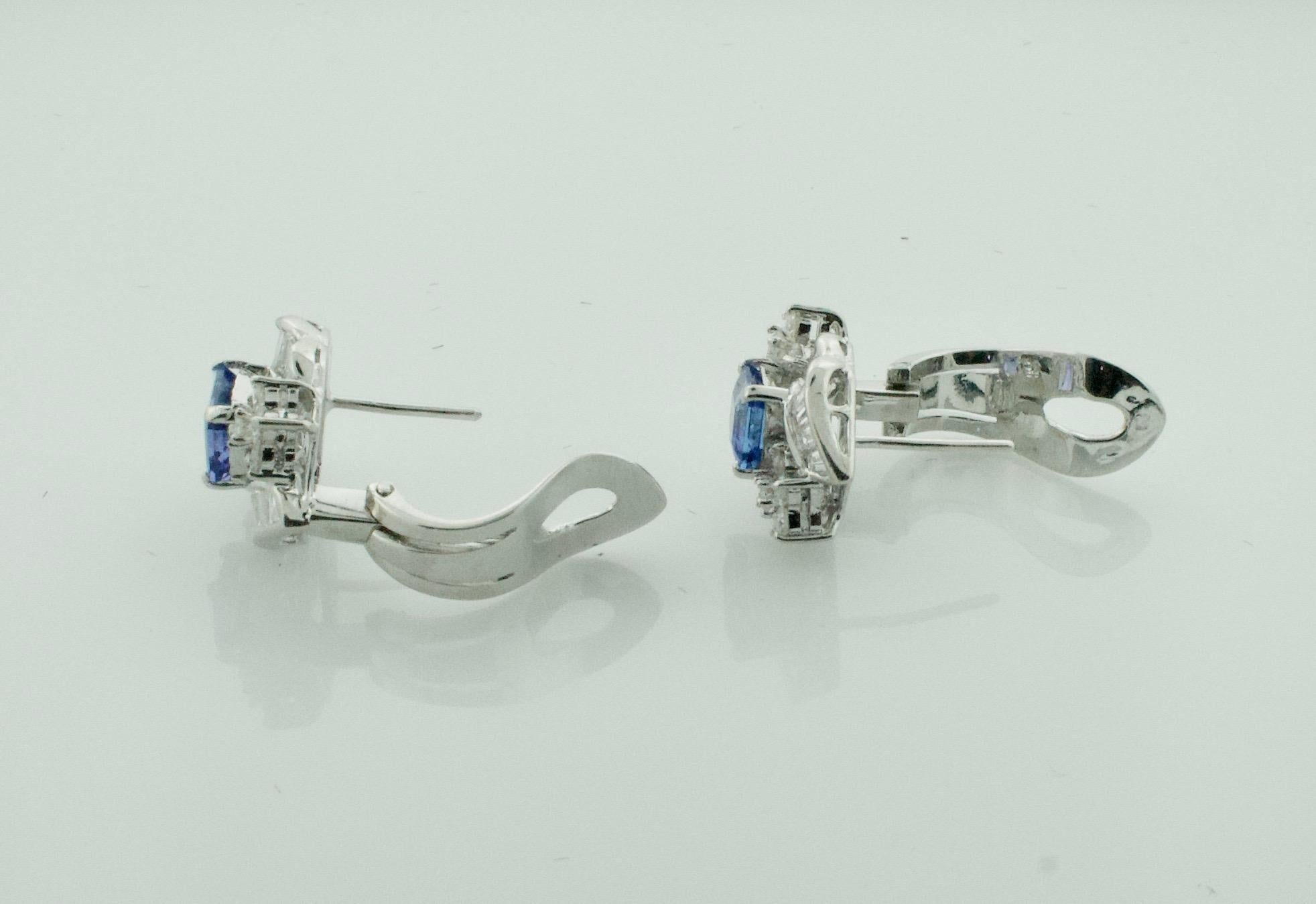 Eleganti orecchini con tanzanite e diamanti in oro bianco 18K in vendita 2