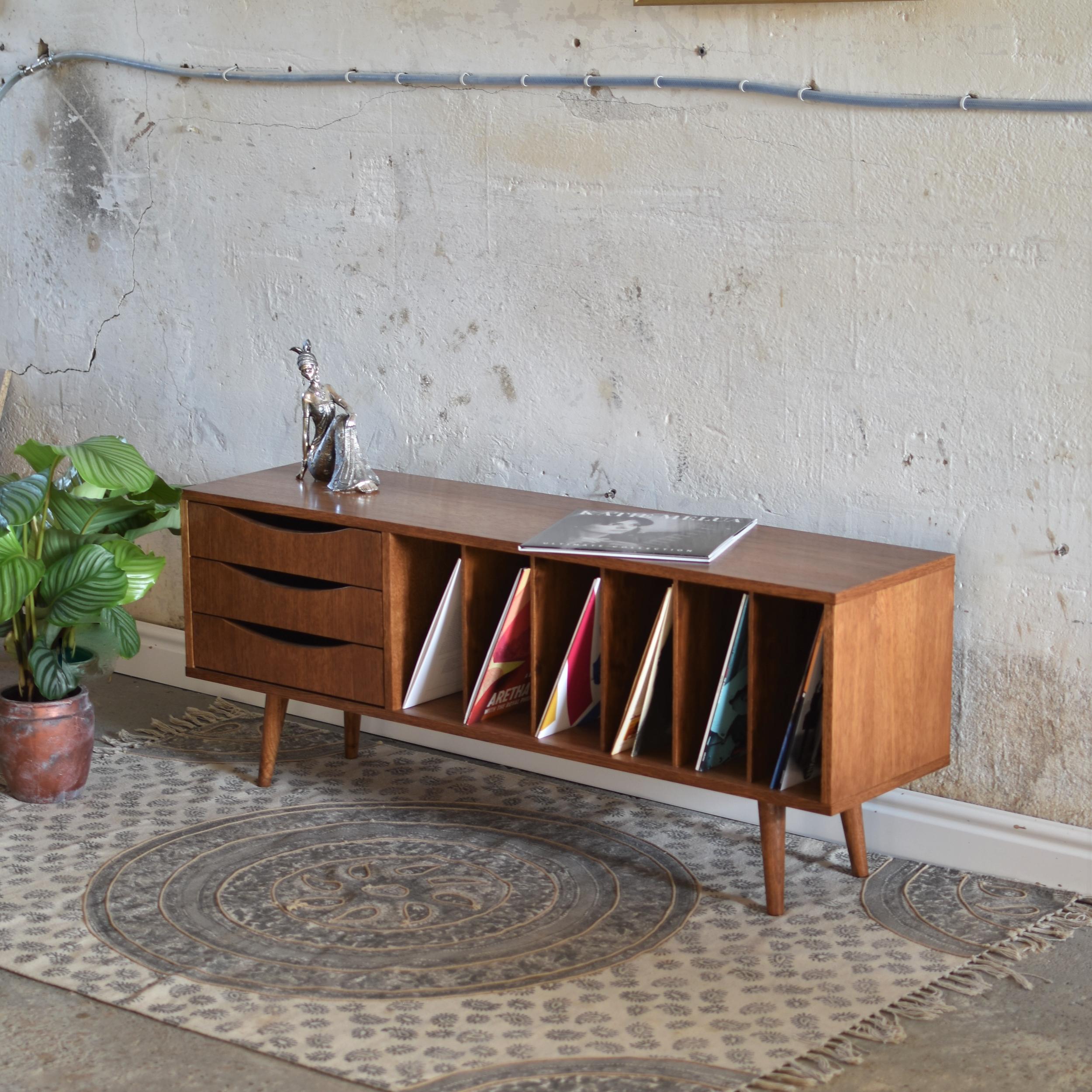 Stilvolles großes Vinylkabinett von Pastform
Abmessungen: T 35 x B 160 x H 57 cm.
MATERIALIEN: Gebeiztes und lackiertes Holz.

Erhältlich in verschiedenen Holzfarben und Kombinationen. Erhältlich in sechs verschiedenen Breiten: