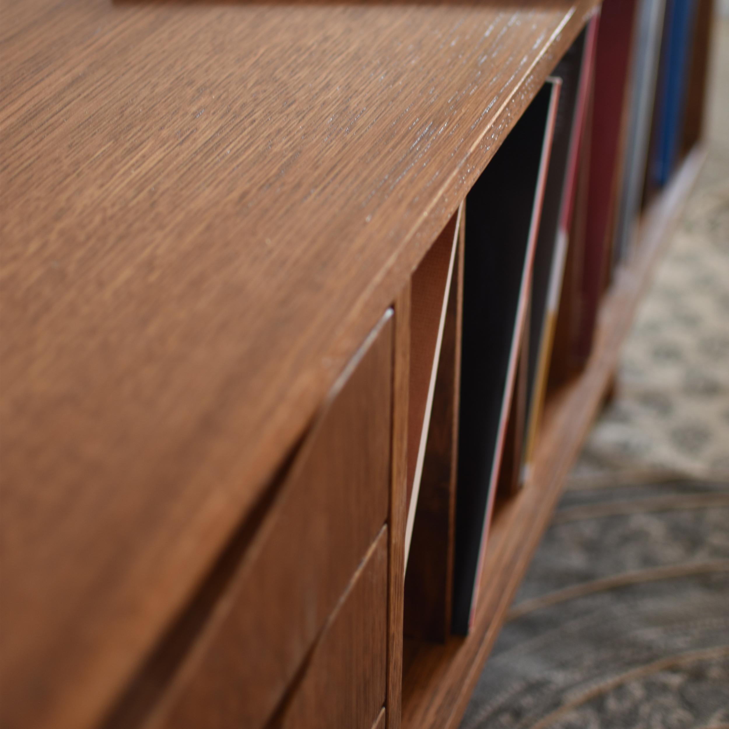 Edler großer Schrank aus Vinyl von Pastform (Polnisch) im Angebot