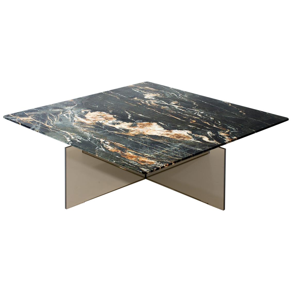 Grande table basse Beside Myself de Claste en marbre noir Belvédère et base en verre