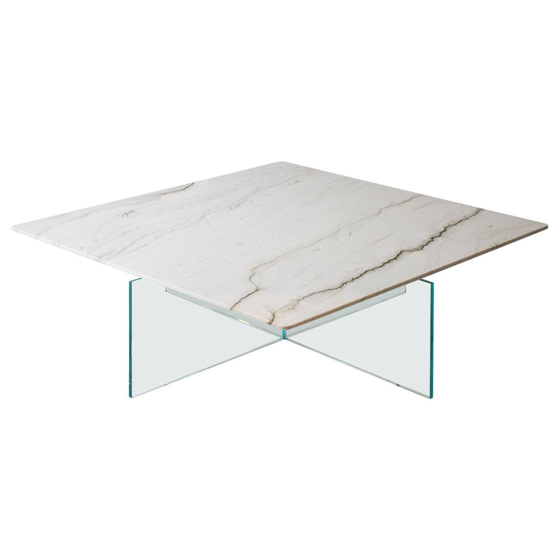 Grande table basse Beside Myself de Claste en marbre Cararra Classico et base en verre