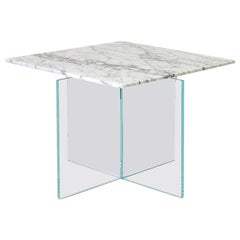 Mini table d'appoint carrée Beside Myself de Claste en marbre de Carrare Gioa et base en verre