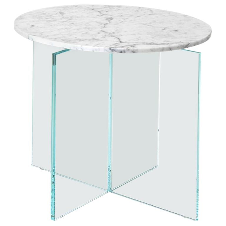 Table d'extrémité ronde moyenne Beside Myself de Claste en marbre Cararra Gioa et base en verre