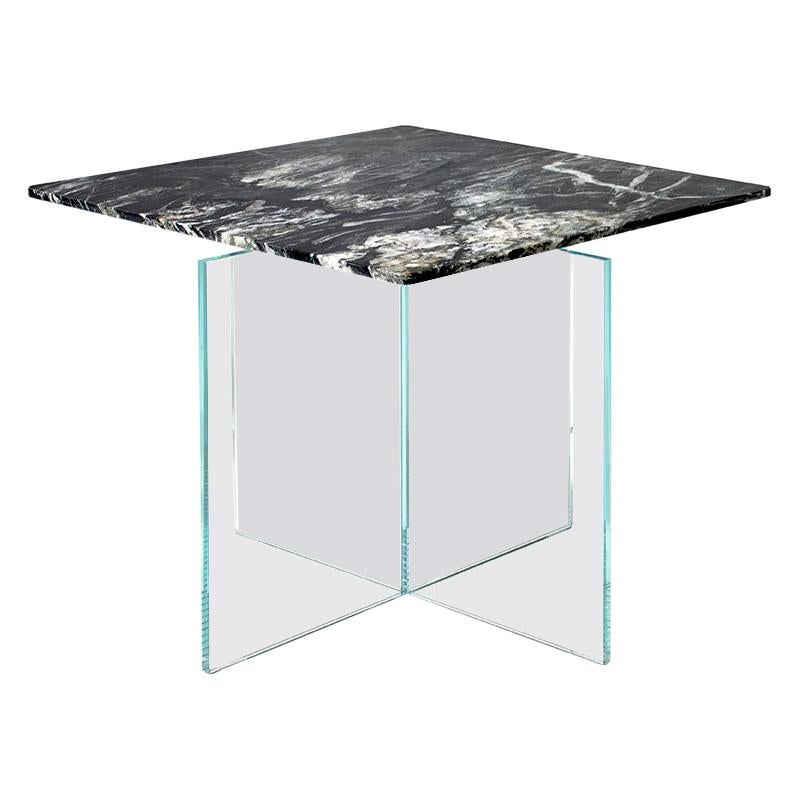 Petite table d'appoint carrée Beside Myself de Claste en marbre noir Belvédère et verre
