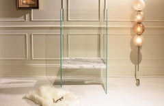 Claste For the Love of Solitude:: großer Stuhl aus Glas mit Cararra Giao-Marmor