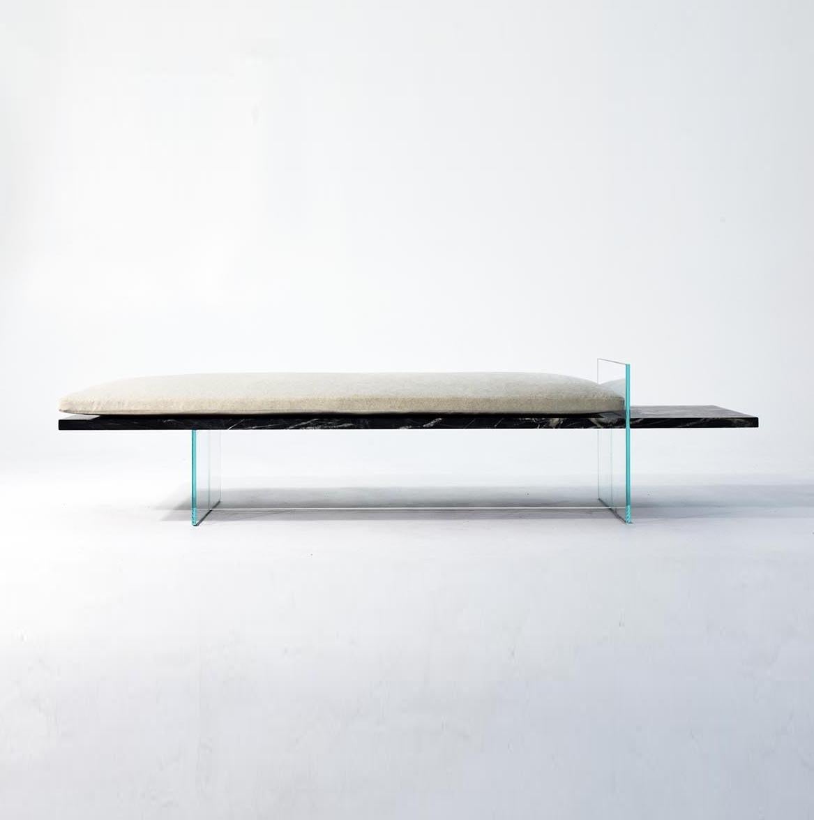 Moderne Banc Lost Paradise de Claste en verre et marbre noir Belvédère avec coussin en vente
