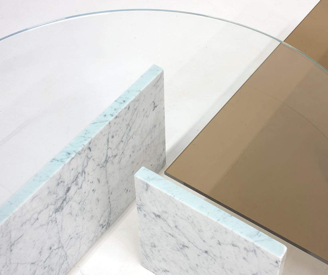Moderne Table basse haute ronde Remember Me de Claste en marbre de Carrare Gioa avec plateau en verre en vente