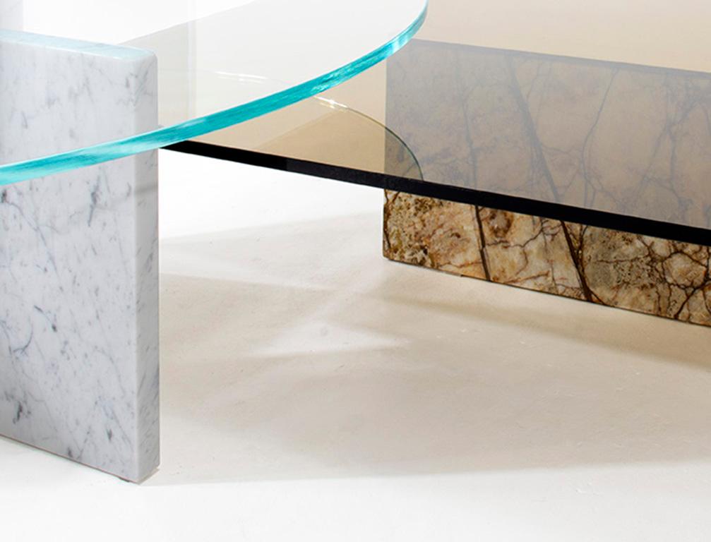 Canadien Table basse haute ronde Remember Me de Claste en marbre de Carrare Gioa avec plateau en verre en vente