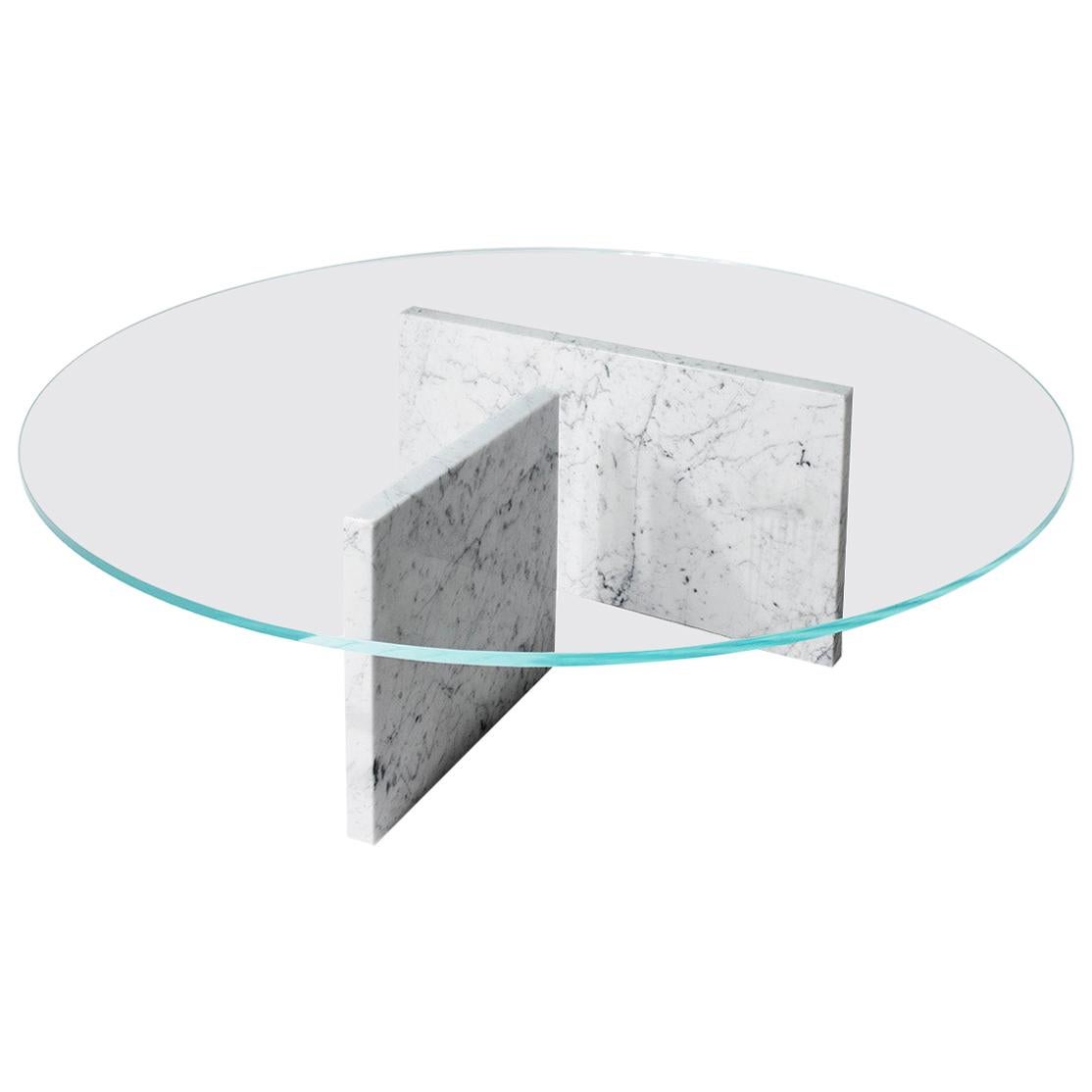 Table basse haute ronde Remember Me de Claste en marbre de Carrare Gioa avec plateau en verre