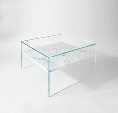 Table d'appoint To Float Within de Claste en verre ultra transparent et Cararra Gioa