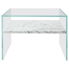 Table d'appoint To Float Within de Claste en verre ultra transparent et Cararra Gioa